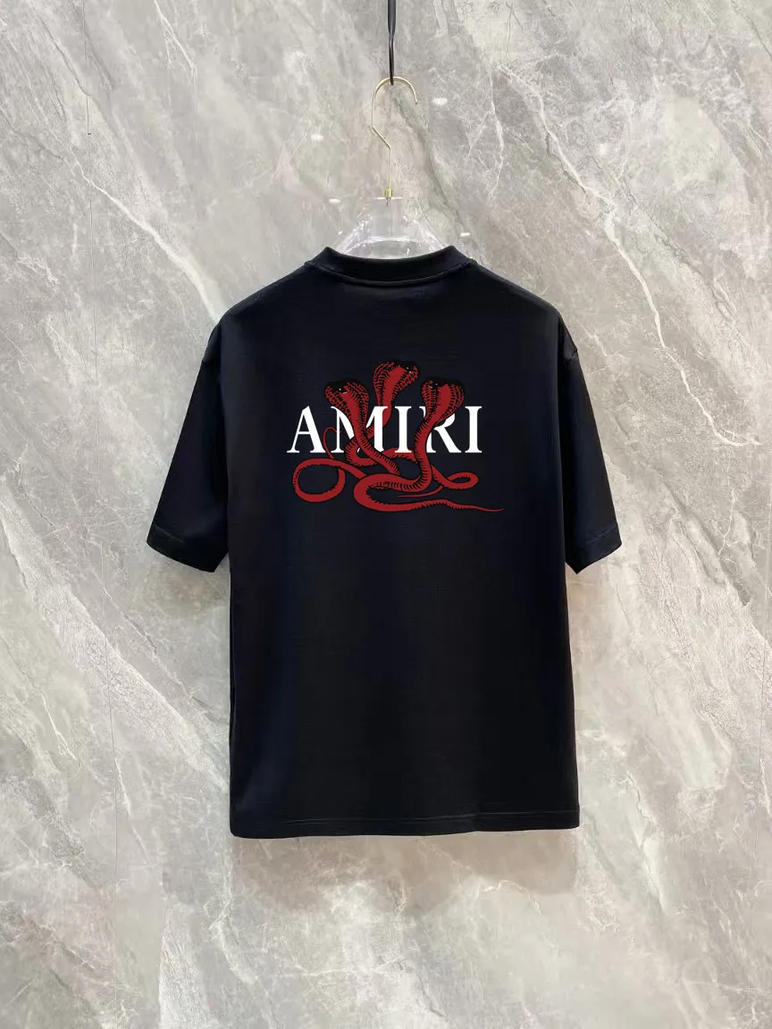 P150 AMIRI 2025 spring and summer new style debut counter, the latest short-sleeved round neck T-shirt, high-end custom design, avant-garde and fashionable! The brand logo is designed with heavy craftsmanship printing, 250 grams of Xinjiang long-staple cotton fabric, comfortable to wear. Counter-level exquisite stitching. Fine workmanship. The upper body effect is incomparably handsome! A must-have item for a stylish man! Color: Black White Size: S-2XL (sub-size) Slightly wide version Size: S M L Due to manual measurement, there is a deviation of about 1-3CM in the size, please forgive me.