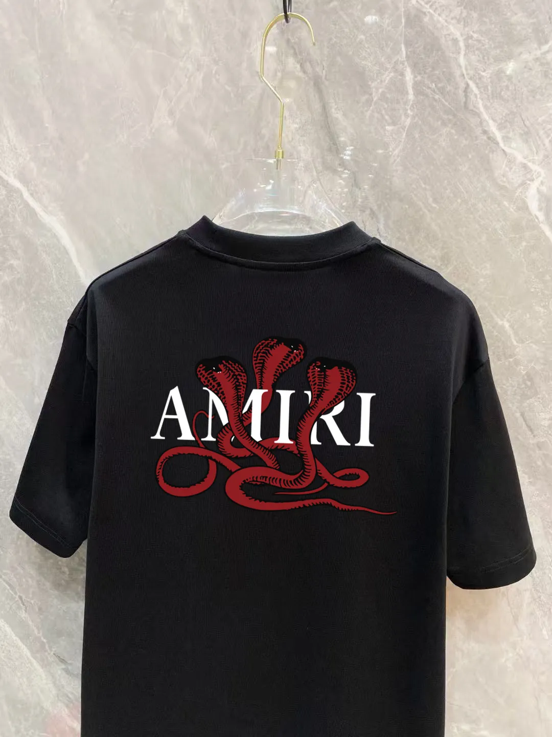 P150 AMIRI 2025 spring and summer new style debut counter, the latest short-sleeved round neck T-shirt, high-end custom design, avant-garde and fashionable! The brand logo is designed with heavy craftsmanship printing, 250 grams of Xinjiang long-staple cotton fabric, comfortable to wear. Counter-level exquisite stitching. Fine workmanship. The upper body effect is incomparably handsome! A must-have item for a stylish man! Color: Black White Size: S-2XL (sub-size) Slightly wide version Size: S M L Due to manual measurement, there is a deviation of about 1-3CM in the size, please forgive me.