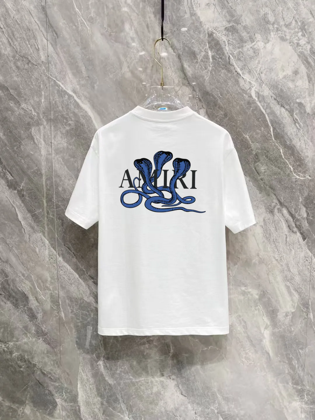 P150 AMIRI 2025 spring and summer new style debut counter, the latest short-sleeved round neck T-shirt, high-end custom design, avant-garde and fashionable! The brand logo is designed with heavy craftsmanship printing, 250 grams of Xinjiang long-staple cotton fabric, comfortable to wear. Counter-level exquisite stitching. Fine workmanship. The upper body effect is incomparably handsome! A must-have item for a stylish man! Color: Black White Size: S-2XL (sub-size) Slightly wide version Size: S M L Due to manual measurement, there is a deviation of about 1-3CM in the size, please forgive me.