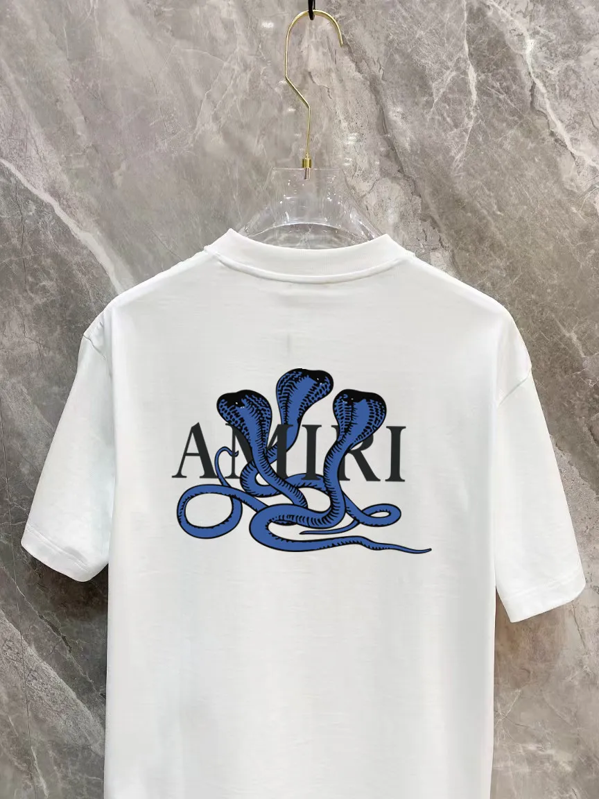 P150 AMIRI 2025 spring and summer new style debut counter, the latest short-sleeved round neck T-shirt, high-end custom design, avant-garde and fashionable! The brand logo is designed with heavy craftsmanship printing, 250 grams of Xinjiang long-staple cotton fabric, comfortable to wear. Counter-level exquisite stitching. Fine workmanship. The upper body effect is incomparably handsome! A must-have item for a stylish man! Color: Black White Size: S-2XL (sub-size) Slightly wide version Size: S M L Due to manual measurement, there is a deviation of about 1-3CM in the size, please forgive me.