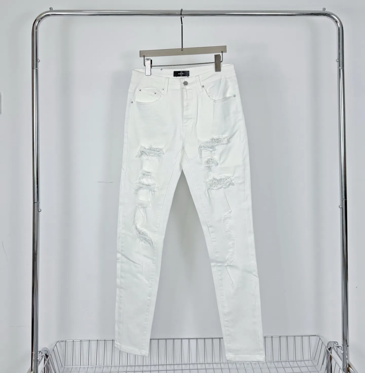 P260 Style number: H59 AMIRI & AMIRI new jeans linhchuan diamond logo washed holes pattern denim shorts elastic denim trousers same style for men and women Accessories: accessories are complete, all in original packaging, two hang tags to distinguish the low-end version outside, the hardware is standard to the original original aluminum alloy buckle with logo, and every detail is superior to any version on the market Fabric: Genuine pattern-making and standard genuine custom-made imported fabrics using unique washing and dyeing methods, and individually hand-painted - hand-painted ripped micro-elastic jeans Color: white hot diamond Size: 30 32 34 36