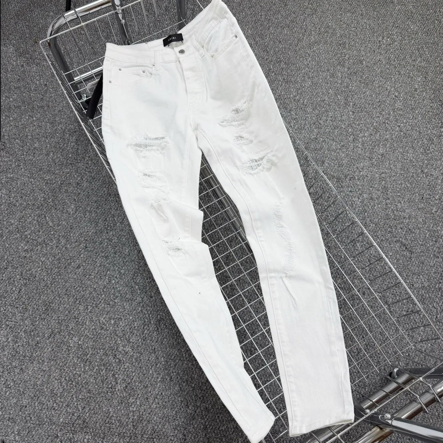 P260 Style number: H59 AMIRI & AMIRI new jeans linhchuan diamond logo washed holes pattern denim shorts elastic denim trousers same style for men and women Accessories: accessories are complete, all in original packaging, two hang tags to distinguish the low-end version outside, the hardware is standard to the original original aluminum alloy buckle with logo, and every detail is superior to any version on the market Fabric: Genuine pattern-making and standard genuine custom-made imported fabrics using unique washing and dyeing methods, and individually hand-painted - hand-painted ripped micro-elastic jeans Color: white hot diamond Size: 30 32 34 36