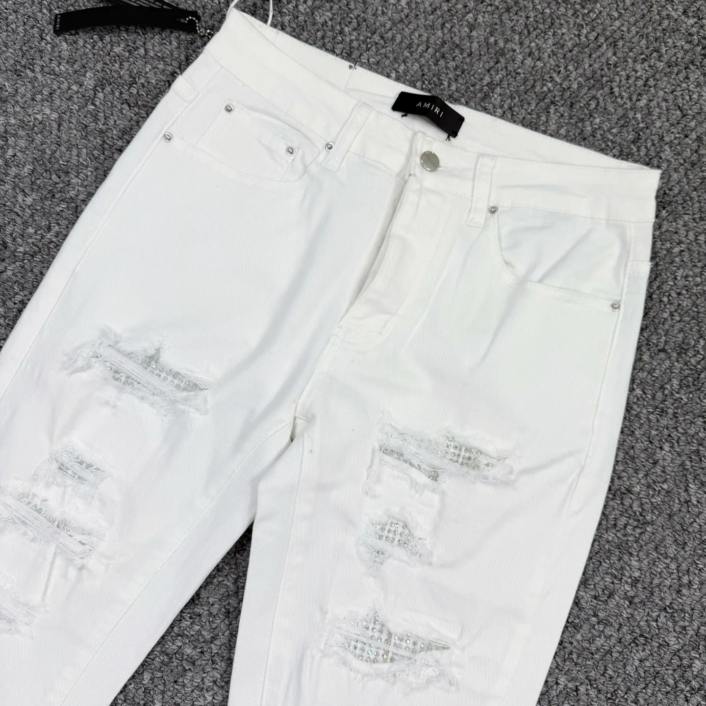 P260 Style number: H59 AMIRI & AMIRI new jeans linhchuan diamond logo washed holes pattern denim shorts elastic denim trousers same style for men and women Accessories: accessories are complete, all in original packaging, two hang tags to distinguish the low-end version outside, the hardware is standard to the original original aluminum alloy buckle with logo, and every detail is superior to any version on the market Fabric: Genuine pattern-making and standard genuine custom-made imported fabrics using unique washing and dyeing methods, and individually hand-painted - hand-painted ripped micro-elastic jeans Color: white hot diamond Size: 30 32 34 36