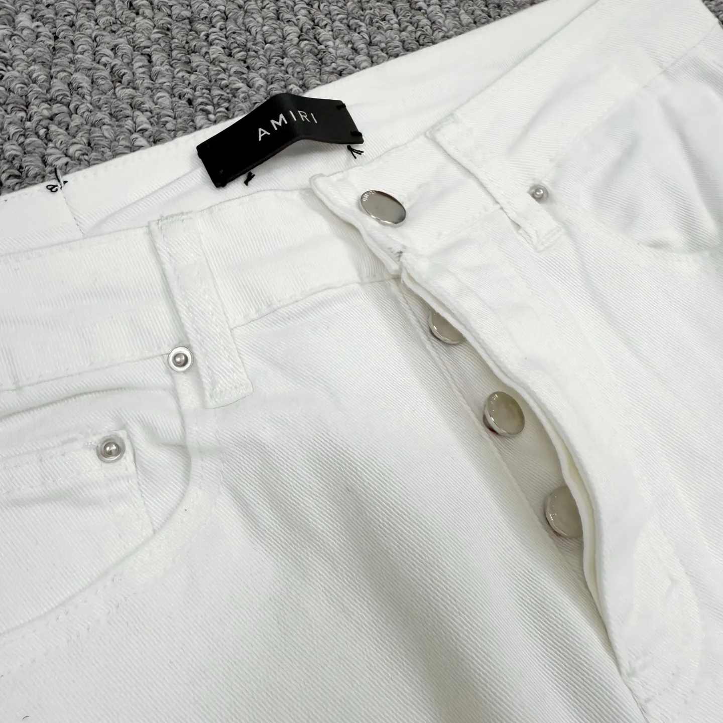 P260 Style number: H59 AMIRI & AMIRI new jeans linhchuan diamond logo washed holes pattern denim shorts elastic denim trousers same style for men and women Accessories: accessories are complete, all in original packaging, two hang tags to distinguish the low-end version outside, the hardware is standard to the original original aluminum alloy buckle with logo, and every detail is superior to any version on the market Fabric: Genuine pattern-making and standard genuine custom-made imported fabrics using unique washing and dyeing methods, and individually hand-painted - hand-painted ripped micro-elastic jeans Color: white hot diamond Size: 30 32 34 36