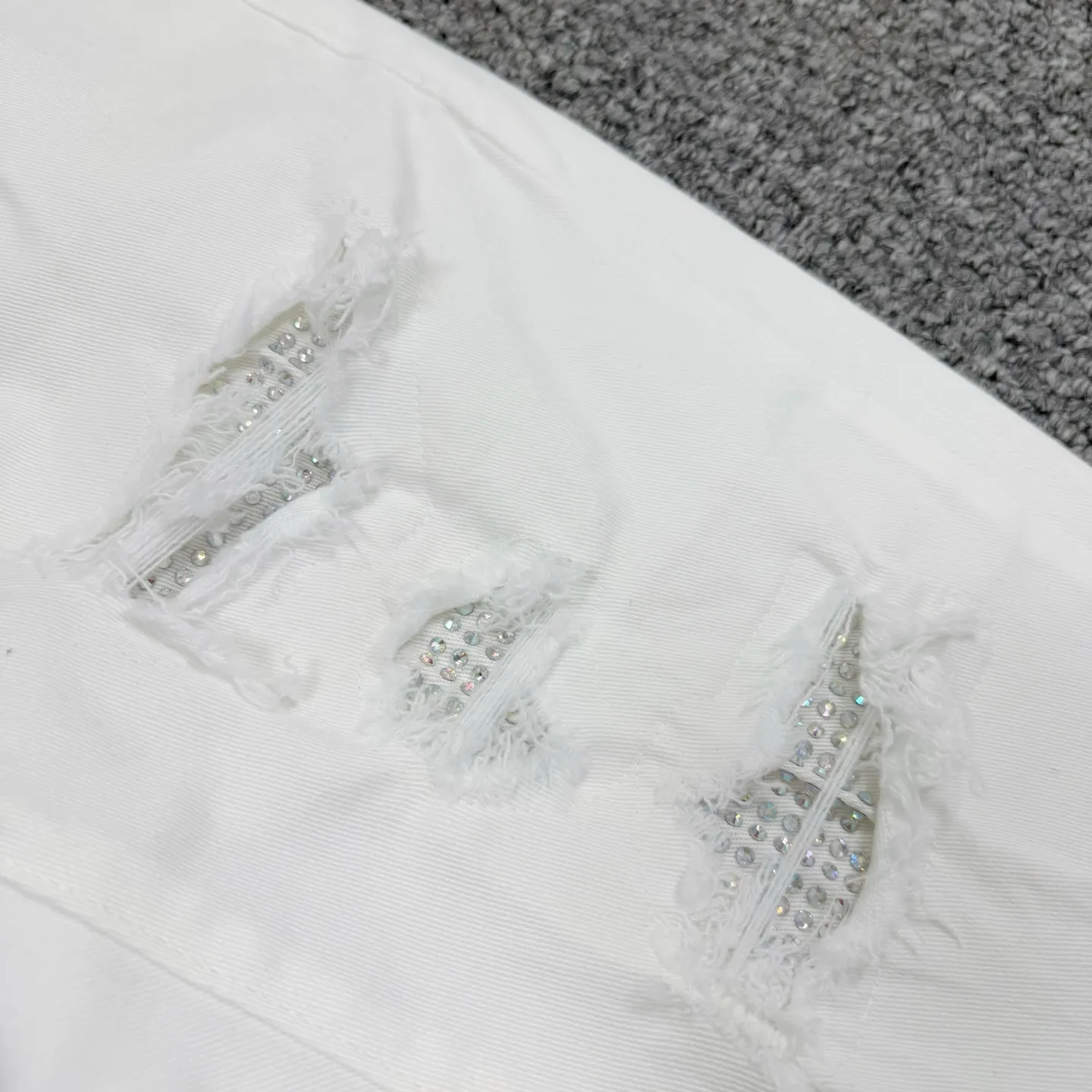 P260 Style number: H59 AMIRI & AMIRI new jeans linhchuan diamond logo washed holes pattern denim shorts elastic denim trousers same style for men and women Accessories: accessories are complete, all in original packaging, two hang tags to distinguish the low-end version outside, the hardware is standard to the original original aluminum alloy buckle with logo, and every detail is superior to any version on the market Fabric: Genuine pattern-making and standard genuine custom-made imported fabrics using unique washing and dyeing methods, and individually hand-painted - hand-painted ripped micro-elastic jeans Color: white hot diamond Size: 30 32 34 36