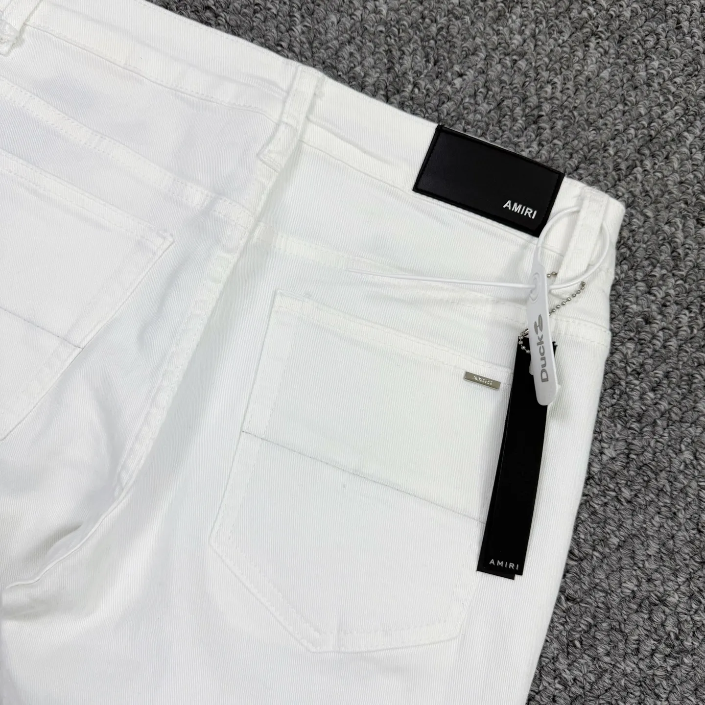 P260 Style number: H59 AMIRI & AMIRI new jeans linhchuan diamond logo washed holes pattern denim shorts elastic denim trousers same style for men and women Accessories: accessories are complete, all in original packaging, two hang tags to distinguish the low-end version outside, the hardware is standard to the original original aluminum alloy buckle with logo, and every detail is superior to any version on the market Fabric: Genuine pattern-making and standard genuine custom-made imported fabrics using unique washing and dyeing methods, and individually hand-painted - hand-painted ripped micro-elastic jeans Color: white hot diamond Size: 30 32 34 36