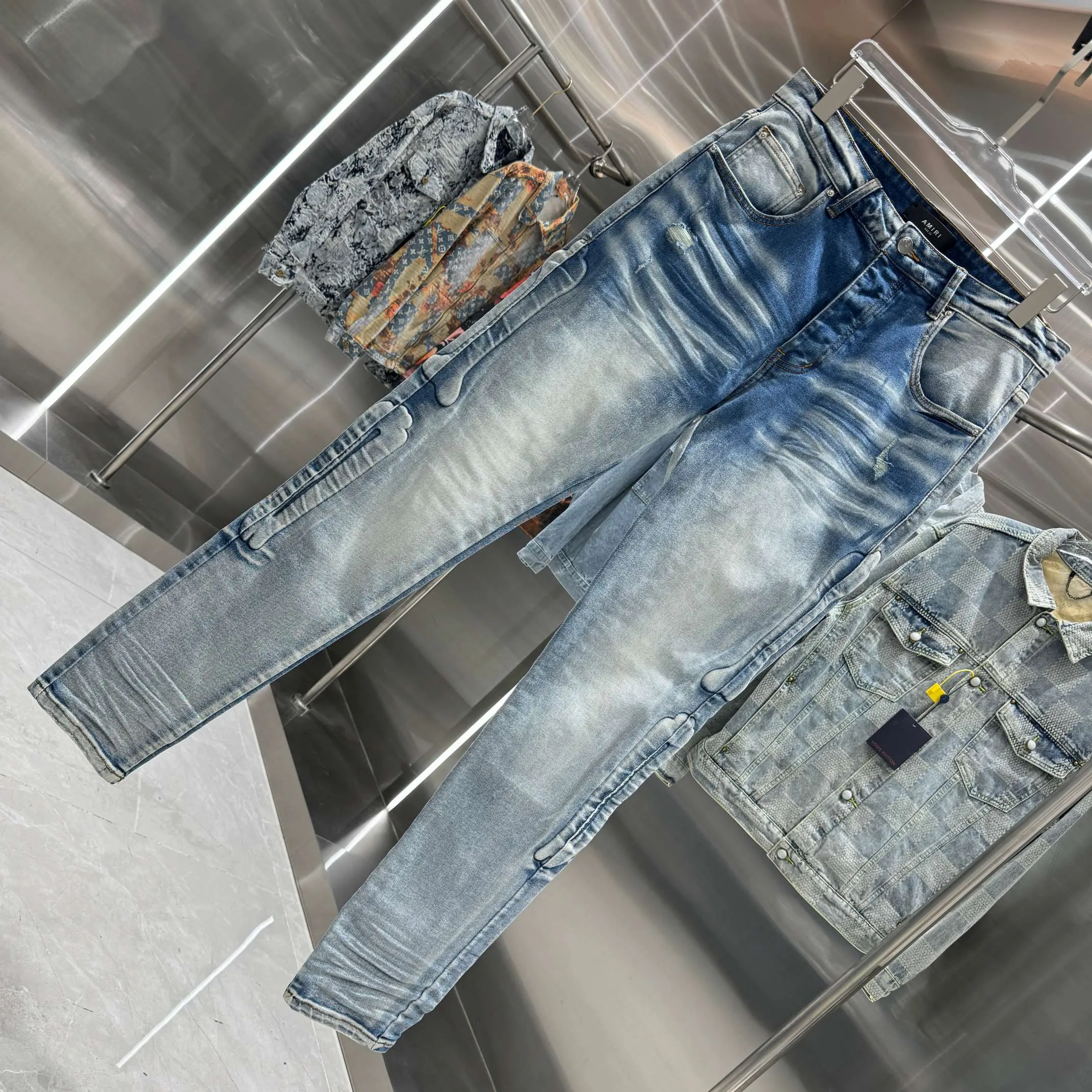 P290 Amiri ripped back pocket letter embroidery street fashion slim fit stretch jeans Color light blue Size 30 32 34 36 38