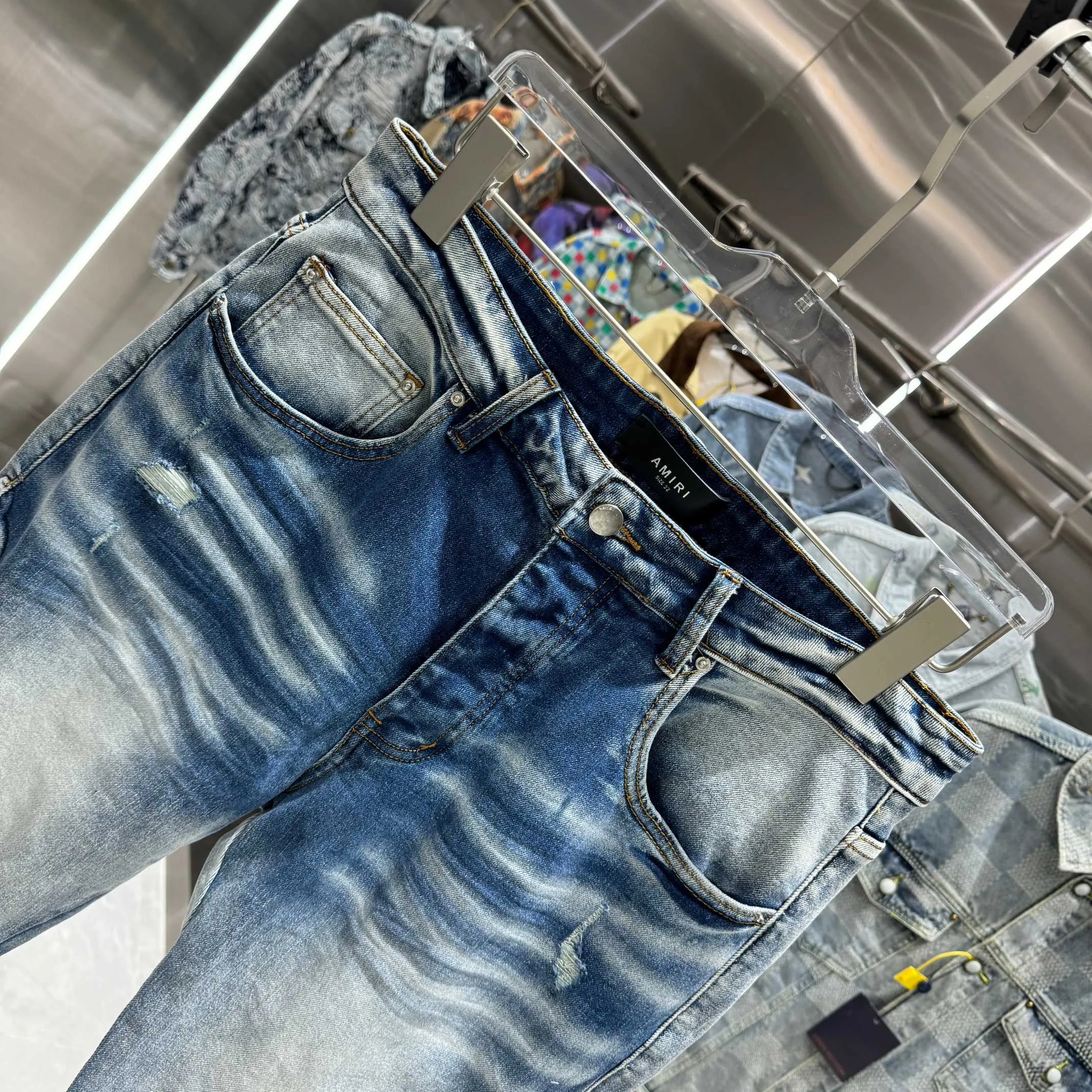 P290 Amiri ripped back pocket letter embroidery street fashion slim fit stretch jeans Color light blue Size 30 32 34 36 38