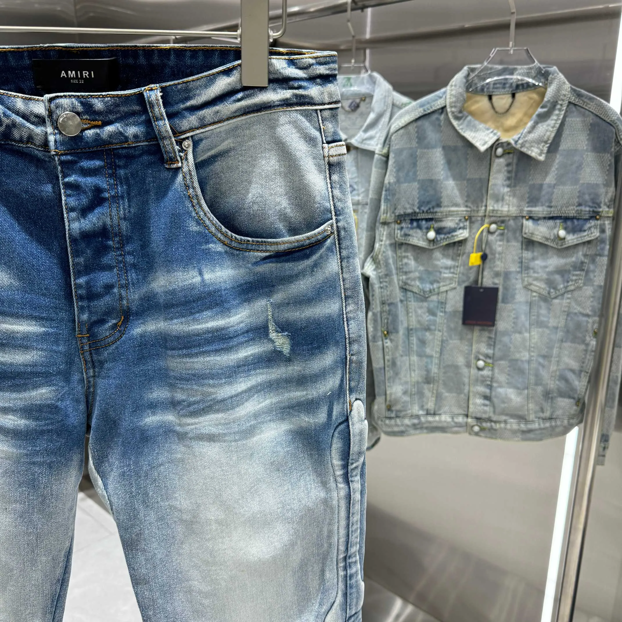 P290 Amiri ripped back pocket letter embroidery street fashion slim fit stretch jeans Color light blue Size 30 32 34 36 38