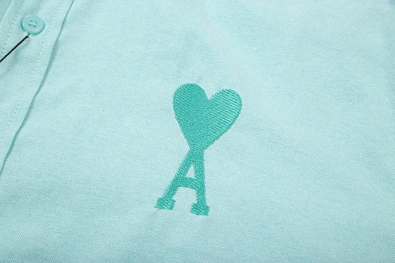 AMI Paris classic autumn heart embroidery in the same color on the chest. Casual cotton solid color short-sleeved Oxford shirt. Original custom-made 180g pure cotton fabric. Loose off-shoulder version. Same style for men and women. Color: Tianlan, white, green, pink, yellow, size: S-XL