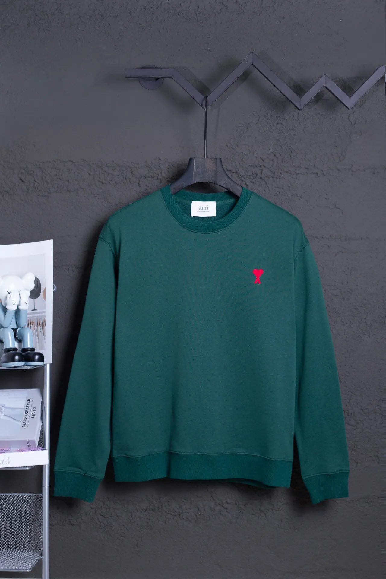 P146 Exclusive background picture AMI 25 autumn and winter new classic little love embroidered pullover sweatshirt Customized 360g pure cotton fabric High version New main wheat Washed wheat Same style for men and women Color: dark green Size: S-XL
