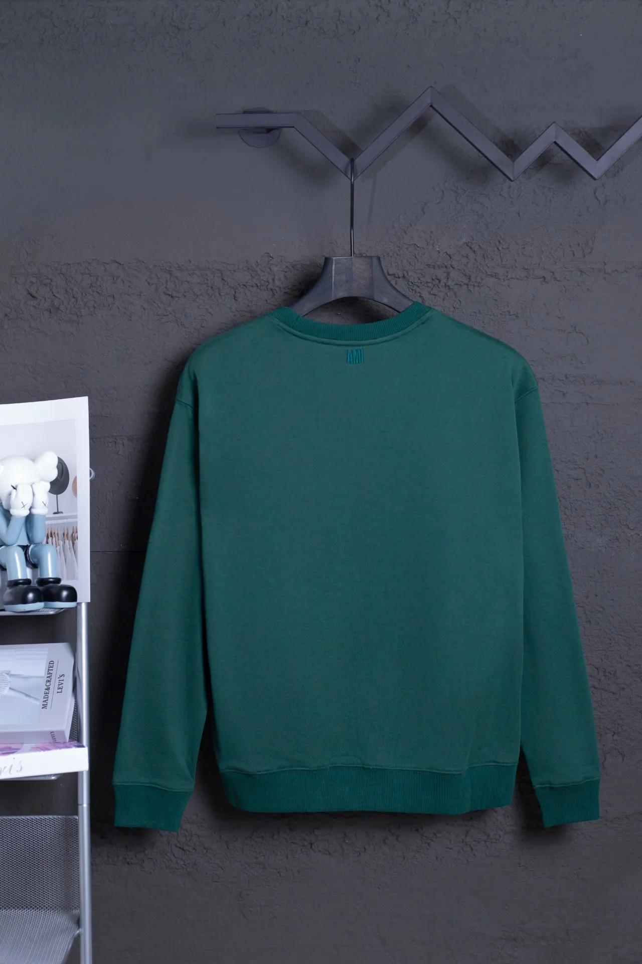P146 Exclusive background picture AMI 25 autumn and winter new classic little love embroidered pullover sweatshirt Customized 360g pure cotton fabric High version New main wheat Washed wheat Same style for men and women Color: dark green Size: S-XL