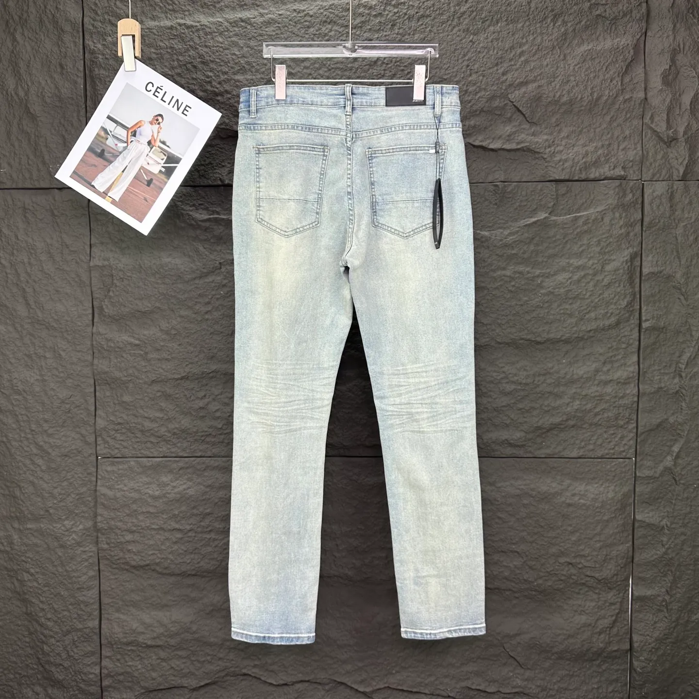 P220 Amiri 2025 new ripped blue leather patch couples style washed stretch jeans 🔥High version🔥High version🔥Top ceiling quality Styles with different washed textures are very friendly to people with thin legs and thick legs. The straight version is very flattering to the leg shape. Moderate length that never goes out of style, easy to match with casually, basic styling for various styles, a must-have in the wardrobe! The fabric is stiff but also makes the upper body soft without losing texture. The washing process is even more perfect. It is a must-have item for everyone! ! ! Washed wheat, hang tag, pants label, three complete labels Color: light blue Size: 28, 30, 32, 34 (four sizes)