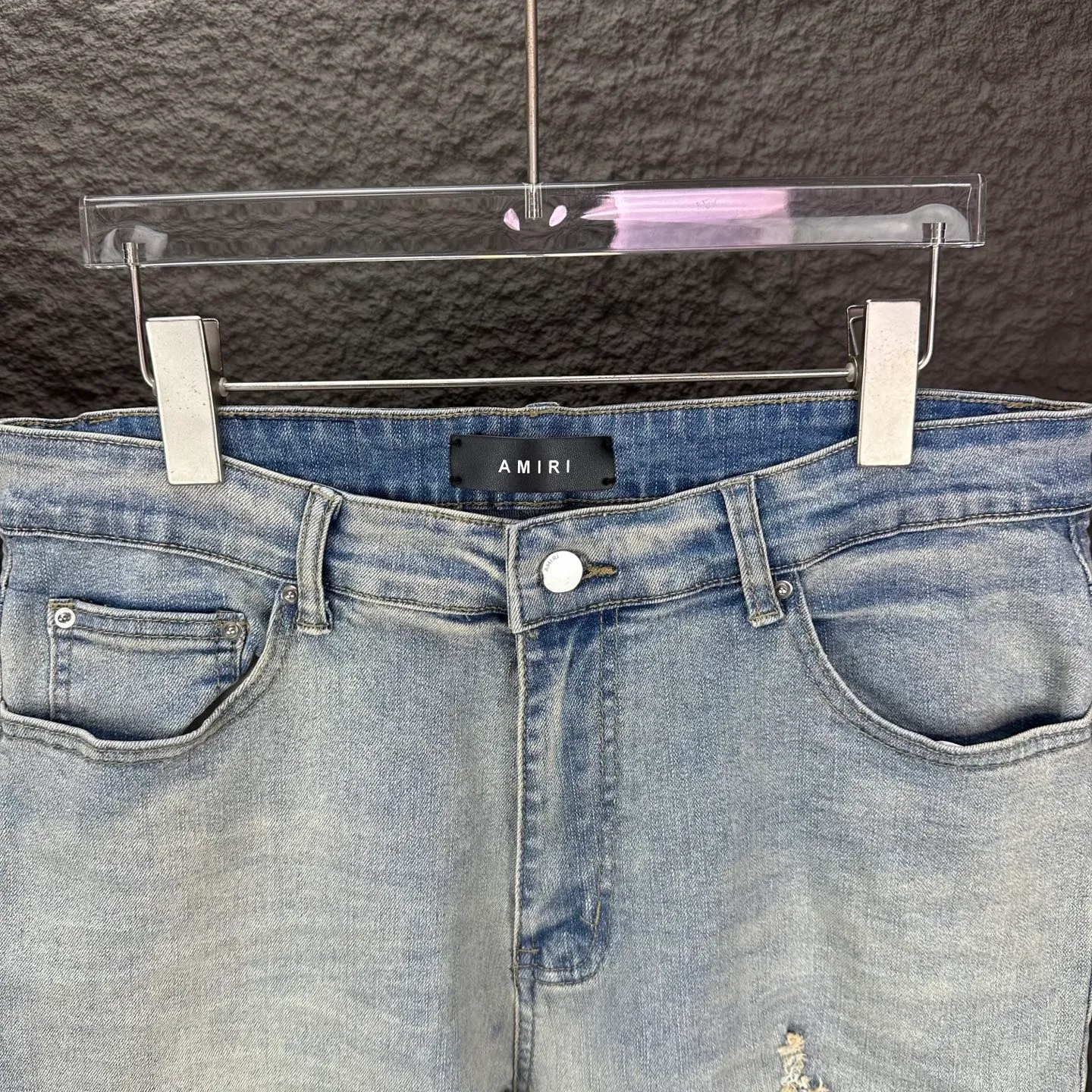 P220 Amiri 2025 new ripped blue leather patch couples style washed stretch jeans 🔥High version🔥High version🔥Top ceiling quality Styles with different washed textures are very friendly to people with thin legs and thick legs. The straight version is very flattering to the leg shape. Moderate length that never goes out of style, easy to match with casually, basic styling for various styles, a must-have in the wardrobe! The fabric is stiff but also makes the upper body soft without losing texture. The washing process is even more perfect. It is a must-have item for everyone! ! ! Washed wheat, hang tag, pants label, three complete labels Color: light blue Size: 28, 30, 32, 34 (four sizes)