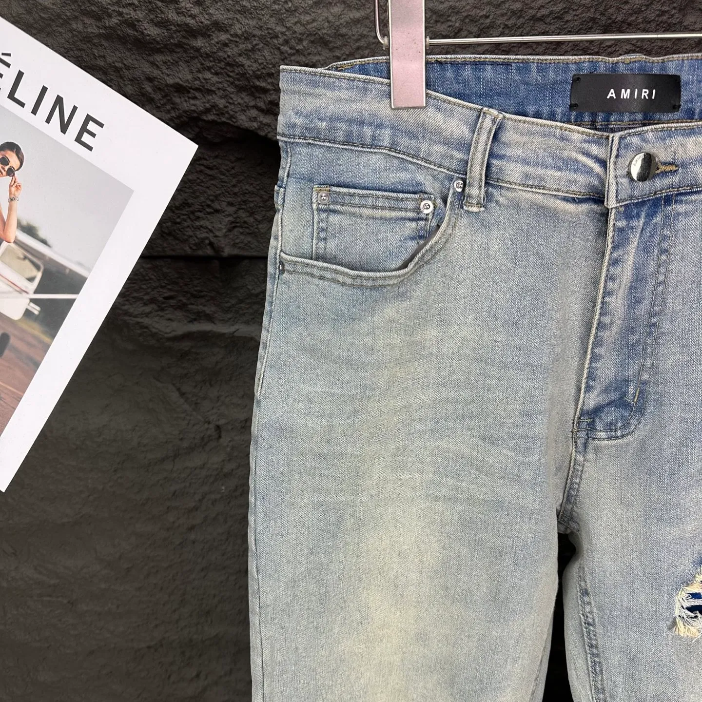 P220 Amiri 2025 new ripped blue leather patch couples style washed stretch jeans 🔥High version🔥High version🔥Top ceiling quality Styles with different washed textures are very friendly to people with thin legs and thick legs. The straight version is very flattering to the leg shape. Moderate length that never goes out of style, easy to match with casually, basic styling for various styles, a must-have in the wardrobe! The fabric is stiff but also makes the upper body soft without losing texture. The washing process is even more perfect. It is a must-have item for everyone! ! ! Washed wheat, hang tag, pants label, three complete labels Color: light blue Size: 28, 30, 32, 34 (four sizes)