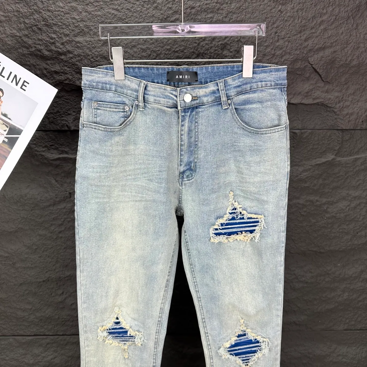 P220 Amiri 2025 new ripped blue leather patch couples style washed stretch jeans 🔥High version🔥High version🔥Top ceiling quality Styles with different washed textures are very friendly to people with thin legs and thick legs. The straight version is very flattering to the leg shape. Moderate length that never goes out of style, easy to match with casually, basic styling for various styles, a must-have in the wardrobe! The fabric is stiff but also makes the upper body soft without losing texture. The washing process is even more perfect. It is a must-have item for everyone! ! ! Washed wheat, hang tag, pants label, three complete labels Color: light blue Size: 28, 30, 32, 34 (four sizes)