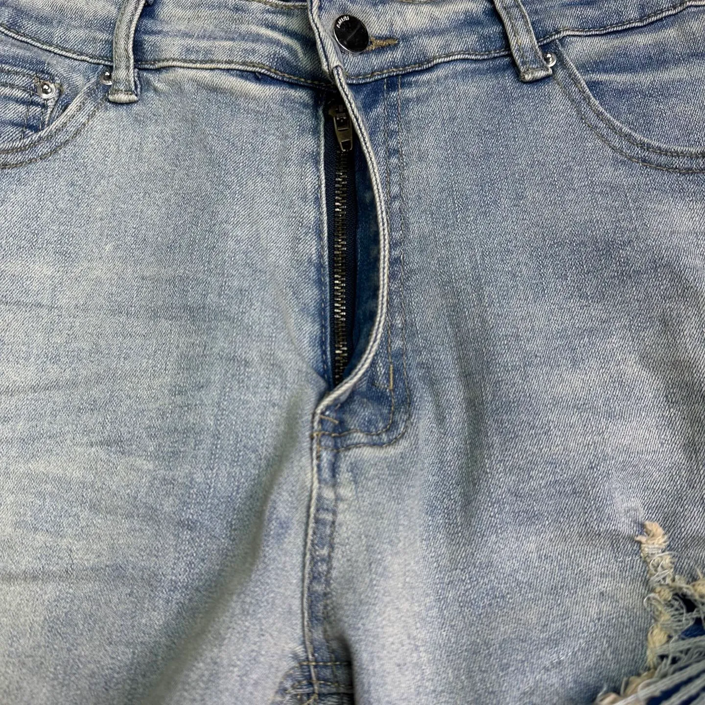 P220 Amiri 2025 new ripped blue leather patch couples style washed stretch jeans 🔥High version🔥High version🔥Top ceiling quality Styles with different washed textures are very friendly to people with thin legs and thick legs. The straight version is very flattering to the leg shape. Moderate length that never goes out of style, easy to match with casually, basic styling for various styles, a must-have in the wardrobe! The fabric is stiff but also makes the upper body soft without losing texture. The washing process is even more perfect. It is a must-have item for everyone! ! ! Washed wheat, hang tag, pants label, three complete labels Color: light blue Size: 28, 30, 32, 34 (four sizes)