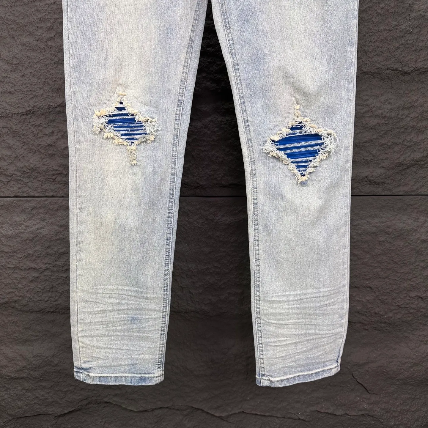 P220 Amiri 2025 new ripped blue leather patch couples style washed stretch jeans 🔥High version🔥High version🔥Top ceiling quality Styles with different washed textures are very friendly to people with thin legs and thick legs. The straight version is very flattering to the leg shape. Moderate length that never goes out of style, easy to match with casually, basic styling for various styles, a must-have in the wardrobe! The fabric is stiff but also makes the upper body soft without losing texture. The washing process is even more perfect. It is a must-have item for everyone! ! ! Washed wheat, hang tag, pants label, three complete labels Color: light blue Size: 28, 30, 32, 34 (four sizes)