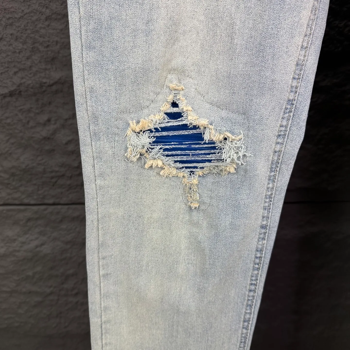 P220 Amiri 2025 new ripped blue leather patch couples style washed stretch jeans 🔥High version🔥High version🔥Top ceiling quality Styles with different washed textures are very friendly to people with thin legs and thick legs. The straight version is very flattering to the leg shape. Moderate length that never goes out of style, easy to match with casually, basic styling for various styles, a must-have in the wardrobe! The fabric is stiff but also makes the upper body soft without losing texture. The washing process is even more perfect. It is a must-have item for everyone! ! ! Washed wheat, hang tag, pants label, three complete labels Color: light blue Size: 28, 30, 32, 34 (four sizes)
