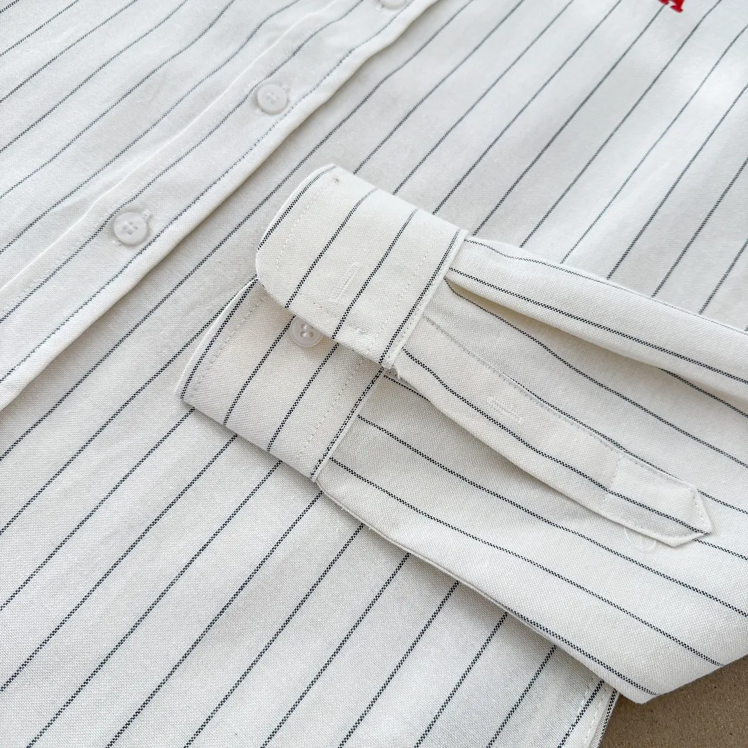 Ami Paris Oxford cloth cotton button-down corner collar casual shirt-little red heart striped couple's long-sleeved shirt-same style for men and women. Red little love letter embroidery decoration fashionable and versatile long-sleeved shirt! On sale simultaneously at counters!  A well-known French affordable luxury fashion brand. The brand's classic elements are embellishments sought after by major celebrities. Its basic simple design and fashionable style make it a must-have couple's shirt for men and women!  Made of custom-woven 100% Oxford cloth pure cotton, it feels soft and delicate, has excellent moisture absorption and perspiration performance, and is very comfortable and skin-friendly when worn next to the skin! The chest of the shirt is decorated with the classic love letter A logo embroidery. The top-notch embroidery technology is tight, full and full of details, and is cleverly embellished with bright red. It carries all the eye-catching points. It follows the consistent minimalist French attitude. The fabric is soft and comfortable, suitable for any versatile casual shirt couple!  Color: off-white Size: S-XXL S: Bust 96 Shoulder width 44 Length 68 Sleeve length 58 M: Bust 100 Shoulder width 46 Length 70 Sleeve length 60 L: Bust 104 Shoulder width 48 Length 72 Sleeve length 62 XL: Bust 108 Shoulder width 50 Length 74 Sleeve length 63 XXL: Bust 112 Shoulder width 52, clothing length 76, sleeve length 64