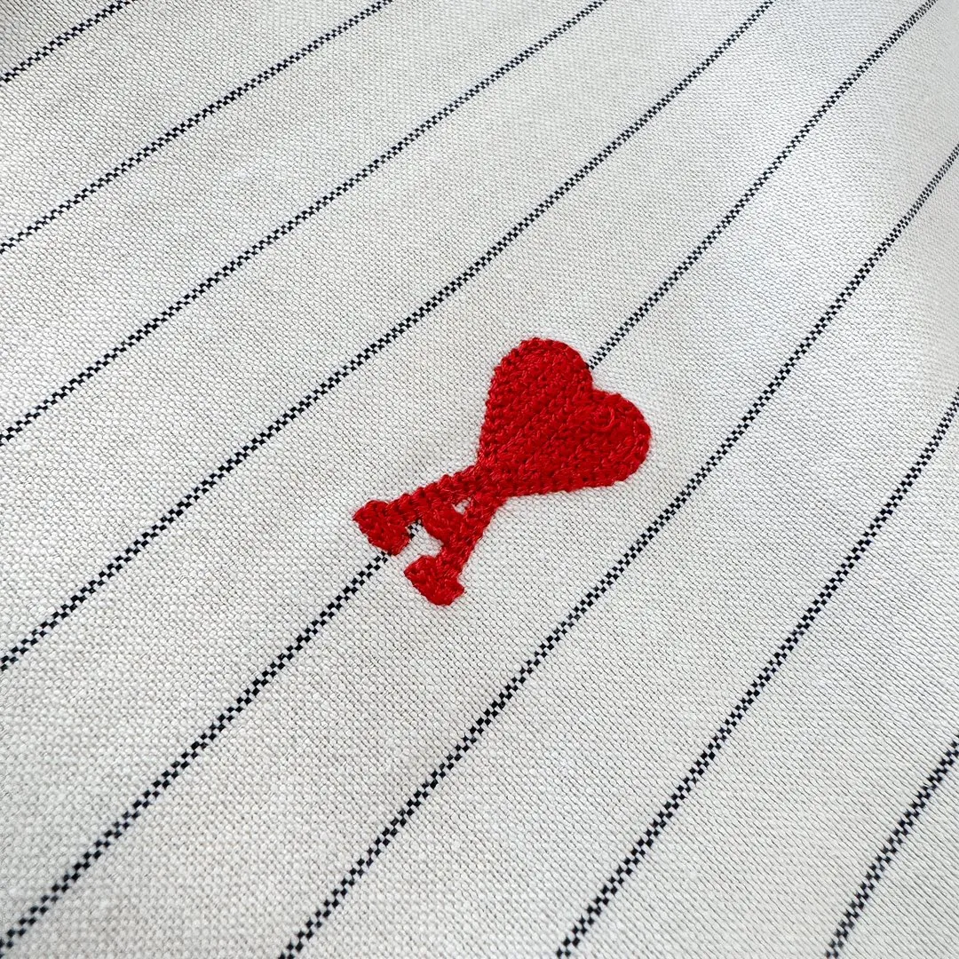 Ami Paris Oxford cloth cotton button-down corner collar casual shirt-little red heart striped couple's long-sleeved shirt-same style for men and women. Red little love letter embroidery decoration fashionable and versatile long-sleeved shirt! On sale simultaneously at counters!  A well-known French affordable luxury fashion brand. The brand's classic elements are embellishments sought after by major celebrities. Its basic simple design and fashionable style make it a must-have couple's shirt for men and women!  Made of custom-woven 100% Oxford cloth pure cotton, it feels soft and delicate, has excellent moisture absorption and perspiration performance, and is very comfortable and skin-friendly when worn next to the skin! The chest of the shirt is decorated with the classic love letter A logo embroidery. The top-notch embroidery technology is tight, full and full of details, and is cleverly embellished with bright red. It carries all the eye-catching points. It follows the consistent minimalist French attitude. The fabric is soft and comfortable, suitable for any versatile casual shirt couple!  Color: off-white Size: S-XXL S: Bust 96 Shoulder width 44 Length 68 Sleeve length 58 M: Bust 100 Shoulder width 46 Length 70 Sleeve length 60 L: Bust 104 Shoulder width 48 Length 72 Sleeve length 62 XL: Bust 108 Shoulder width 50 Length 74 Sleeve length 63 XXL: Bust 112 Shoulder width 52, clothing length 76, sleeve length 64
