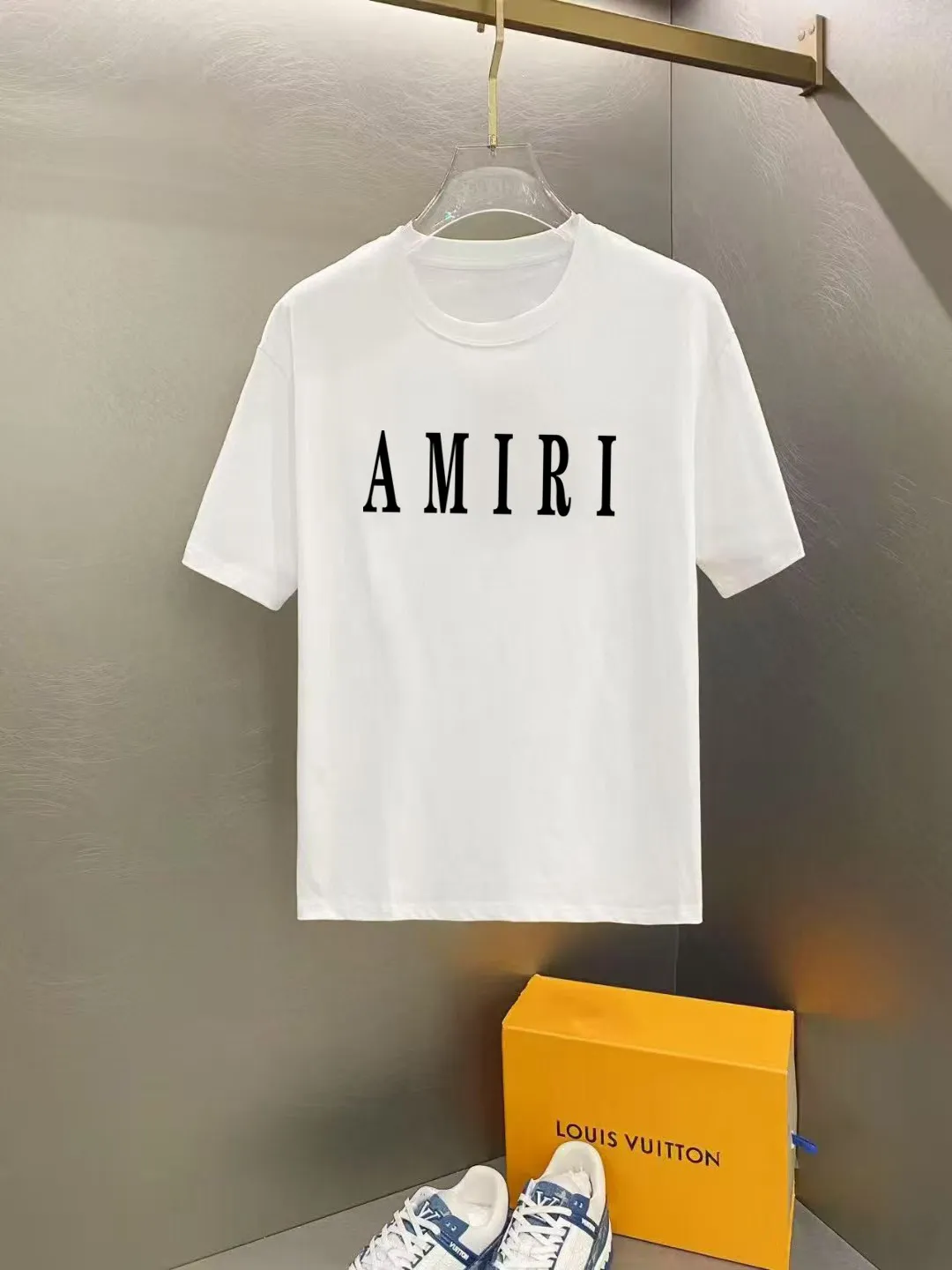 P140 AMIRI 2025 early spring new style debut counter latest short-sleeved round neck T-shirt, high-end custom design, avant-garde and fashionable! High-end customized high-count long-staple cotton fabric. Comfortable to wear. Exquisite counter-level stitching. Fine workmanship. The upper body effect is incomparably handsome! A must-have item for a stylish man! Size: S M L