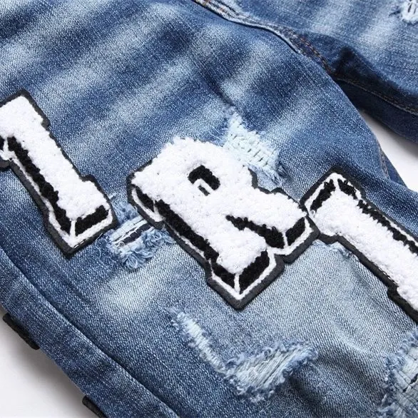 P196 Top replica AMIRI jeans trousers AMIRI high street basic ripped tight stretch jeans trousers Amiriamiri is transliterated as Emil, which is the name of the founder. Mike Amiri, the founder of amiri, grew up in Los Angeles, USA. He was influenced by the local street culture Rock since he was a child, so he founded the amiri brand named after himself. A variety of trendy brand clothing meets the needs of different fashion players. Amiri clothing has novel and unique styles and is a well-known street brand in the United States. Many of its styles and styles are loved by many street photographers. Various clothing styles meet the needs of different people, show their unique temperament, and show the trend of dressing. amiri's jeans are relatively famous. Not only do they have many styles, but the quality of the jeans is also very good. Many celebrities have also worn amiri brand jeans.  The jeans of the amiri brand break through the production process and cutting of the original jeans. The fabrics are relatively soft and comfortable, and are not as hard as some jeans, which can irritate the skin and cause the skin to bleed when worn. Los Angeles trendy brand Amiri's jeans are made with great detail from tailoring to texture, adding wrinkles, bullet holes, damage and other details to add to the trendiness of the jeans. You can choose the style that suits you according to your own needs. Only when you wear a suitable style can you have a certain sense of fashion.  In recent years, high street has become a word that appears more and more frequently in men's clothing. High street style has also become an important direction for everyone's matching. High street related items are basically inseparable from oversize or off-shoulder tops. The lower body is matched with trackpants or tight-fitting denim. In my opinion, the most representative one is perhaps annihilation. Color; picture color Size: m l xl xxl