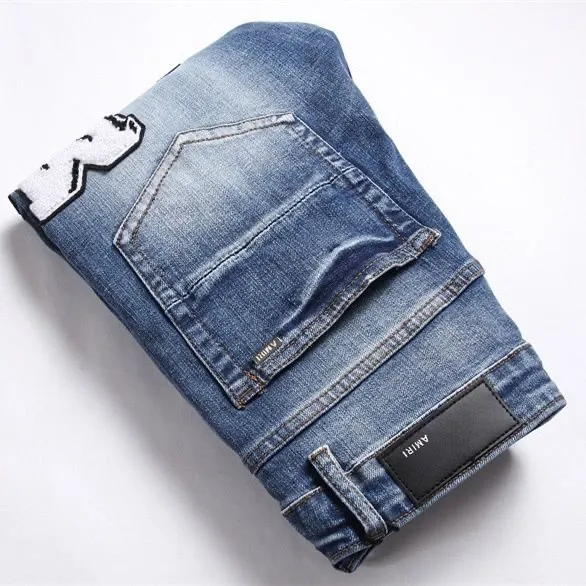 P196 Top replica AMIRI jeans trousers AMIRI high street basic ripped tight stretch jeans trousers Amiriamiri is transliterated as Emil, which is the name of the founder. Mike Amiri, the founder of amiri, grew up in Los Angeles, USA. He was influenced by the local street culture Rock since he was a child, so he founded the amiri brand named after himself. A variety of trendy brand clothing meets the needs of different fashion players. Amiri clothing has novel and unique styles and is a well-known street brand in the United States. Many of its styles and styles are loved by many street photographers. Various clothing styles meet the needs of different people, show their unique temperament, and show the trend of dressing. amiri's jeans are relatively famous. Not only do they have many styles, but the quality of the jeans is also very good. Many celebrities have also worn amiri brand jeans.  The jeans of the amiri brand break through the production process and cutting of the original jeans. The fabrics are relatively soft and comfortable, and are not as hard as some jeans, which can irritate the skin and cause the skin to bleed when worn. Los Angeles trendy brand Amiri's jeans are made with great detail from tailoring to texture, adding wrinkles, bullet holes, damage and other details to add to the trendiness of the jeans. You can choose the style that suits you according to your own needs. Only when you wear a suitable style can you have a certain sense of fashion.  In recent years, high street has become a word that appears more and more frequently in men's clothing. High street style has also become an important direction for everyone's matching. High street related items are basically inseparable from oversize or off-shoulder tops. The lower body is matched with trackpants or tight-fitting denim. In my opinion, the most representative one is perhaps annihilation. Color; picture color Size: m l xl xxl