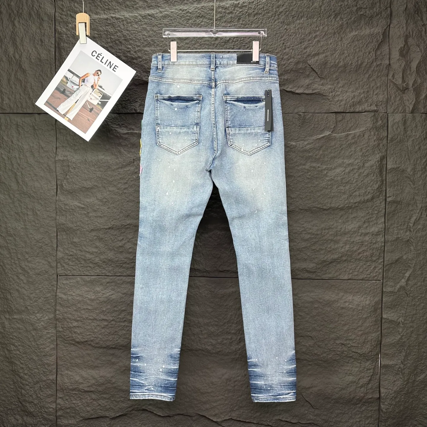 P240 AMIRI 2025 New Splash Ink Hole Embroidered Badge Letters Couple Style Washed Stretch Jeans 🔥High Version🔥High Version🔥 Top Ceiling Quality Styles with different washed textures are very friendly to people with thin legs and thick legs. The straight and slim version is very flattering to the leg shape. Moderate length that never goes out of style, easy and casual to match, basic styling for various styles, a must-have in the wardrobe! There are multiple embroidered badges on the trouser legs, making them look more workmanlike and eye-catching! The fabric is stiff but also makes the upper body soft without losing texture. The washing process is even more perfect. It is a must-have item for everyone! ! ! Washed wheat, hang tag, pants label, complete with three labels Color: black, blue Size: 28, 30, 32, 34, 36 (five sizes)