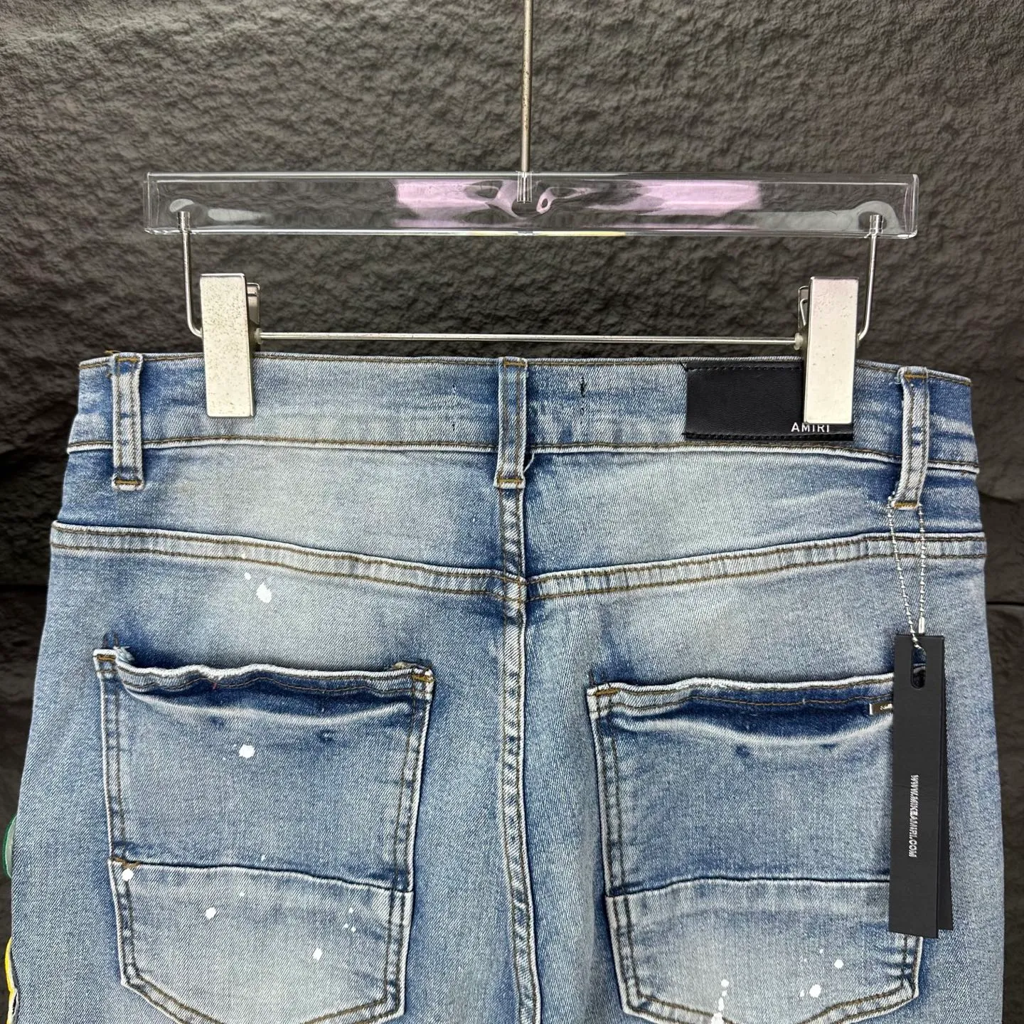 P240 AMIRI 2025 New Splash Ink Hole Embroidered Badge Letters Couple Style Washed Stretch Jeans 🔥High Version🔥High Version🔥 Top Ceiling Quality Styles with different washed textures are very friendly to people with thin legs and thick legs. The straight and slim version is very flattering to the leg shape. Moderate length that never goes out of style, easy and casual to match, basic styling for various styles, a must-have in the wardrobe! There are multiple embroidered badges on the trouser legs, making them look more workmanlike and eye-catching! The fabric is stiff but also makes the upper body soft without losing texture. The washing process is even more perfect. It is a must-have item for everyone! ! ! Washed wheat, hang tag, pants label, complete with three labels Color: black, blue Size: 28, 30, 32, 34, 36 (five sizes)