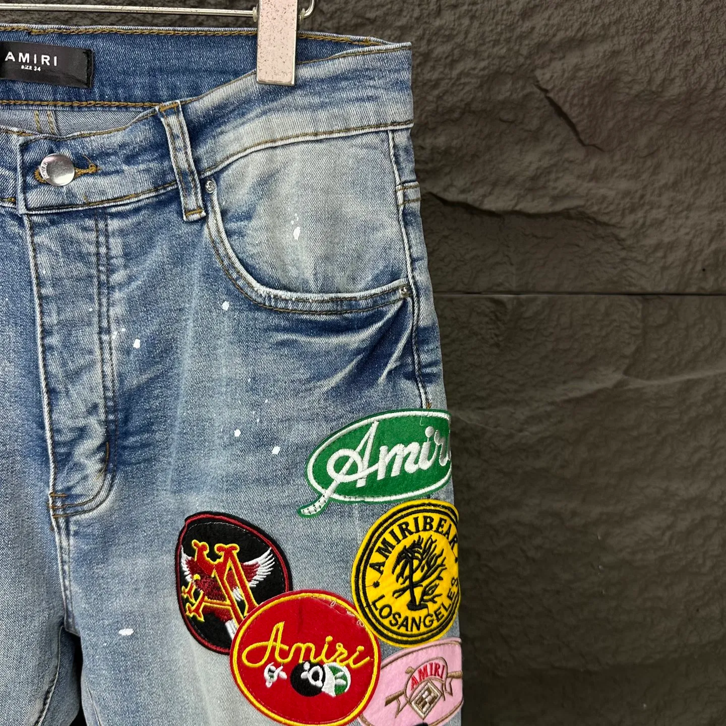 P240 AMIRI 2025 New Splash Ink Hole Embroidered Badge Letters Couple Style Washed Stretch Jeans 🔥High Version🔥High Version🔥 Top Ceiling Quality Styles with different washed textures are very friendly to people with thin legs and thick legs. The straight and slim version is very flattering to the leg shape. Moderate length that never goes out of style, easy and casual to match, basic styling for various styles, a must-have in the wardrobe! There are multiple embroidered badges on the trouser legs, making them look more workmanlike and eye-catching! The fabric is stiff but also makes the upper body soft without losing texture. The washing process is even more perfect. It is a must-have item for everyone! ! ! Washed wheat, hang tag, pants label, complete with three labels Color: black, blue Size: 28, 30, 32, 34, 36 (five sizes)