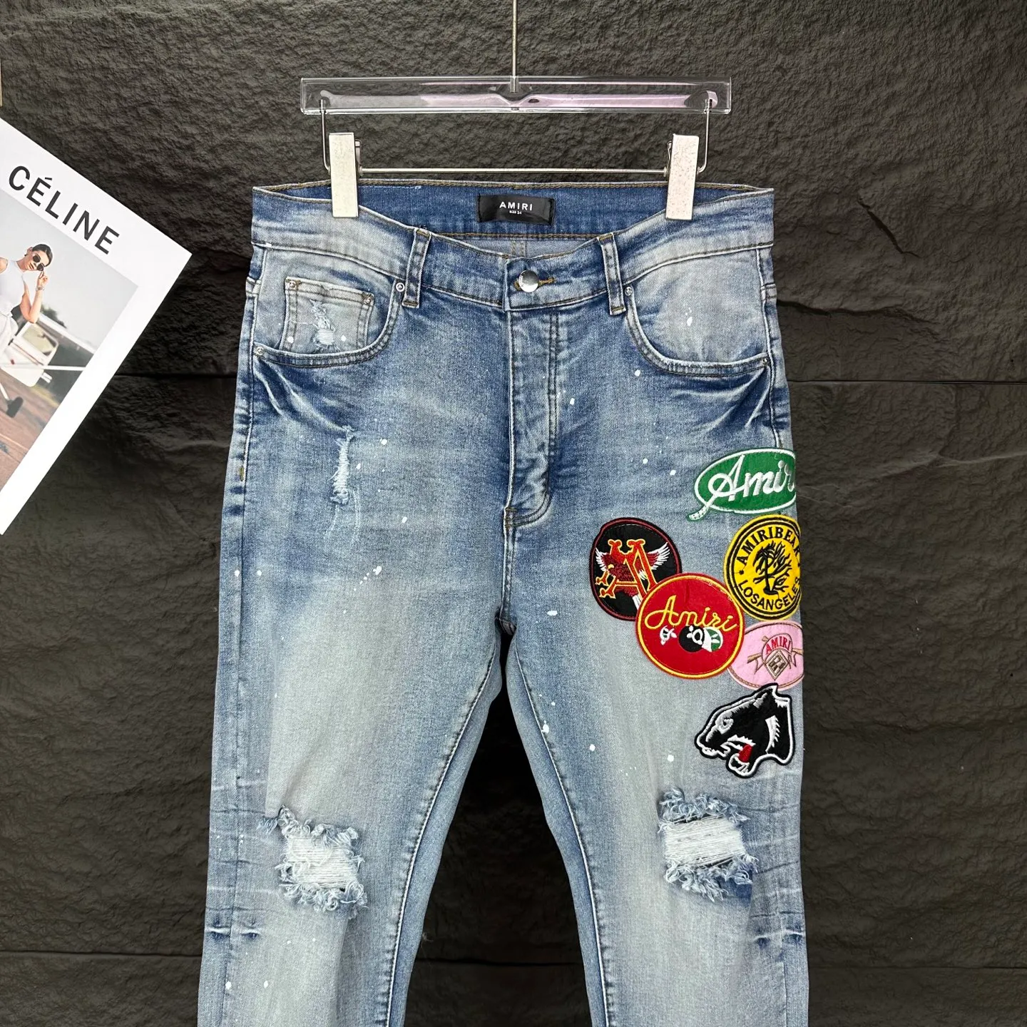 P240 AMIRI 2025 New Splash Ink Hole Embroidered Badge Letters Couple Style Washed Stretch Jeans 🔥High Version🔥High Version🔥 Top Ceiling Quality Styles with different washed textures are very friendly to people with thin legs and thick legs. The straight and slim version is very flattering to the leg shape. Moderate length that never goes out of style, easy and casual to match, basic styling for various styles, a must-have in the wardrobe! There are multiple embroidered badges on the trouser legs, making them look more workmanlike and eye-catching! The fabric is stiff but also makes the upper body soft without losing texture. The washing process is even more perfect. It is a must-have item for everyone! ! ! Washed wheat, hang tag, pants label, complete with three labels Color: black, blue Size: 28, 30, 32, 34, 36 (five sizes)