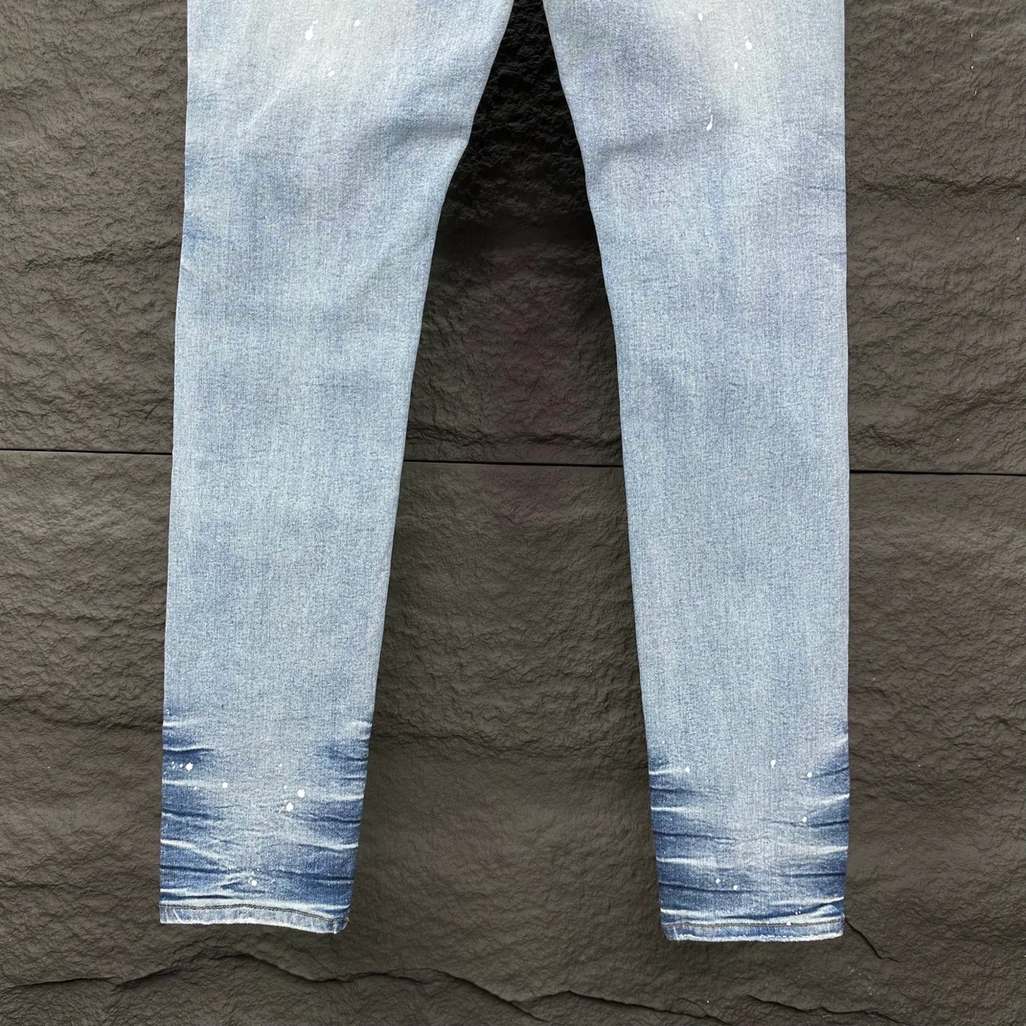 P240 AMIRI 2025 New Splash Ink Hole Embroidered Badge Letters Couple Style Washed Stretch Jeans 🔥High Version🔥High Version🔥 Top Ceiling Quality Styles with different washed textures are very friendly to people with thin legs and thick legs. The straight and slim version is very flattering to the leg shape. Moderate length that never goes out of style, easy and casual to match, basic styling for various styles, a must-have in the wardrobe! There are multiple embroidered badges on the trouser legs, making them look more workmanlike and eye-catching! The fabric is stiff but also makes the upper body soft without losing texture. The washing process is even more perfect. It is a must-have item for everyone! ! ! Washed wheat, hang tag, pants label, complete with three labels Color: black, blue Size: 28, 30, 32, 34, 36 (five sizes)