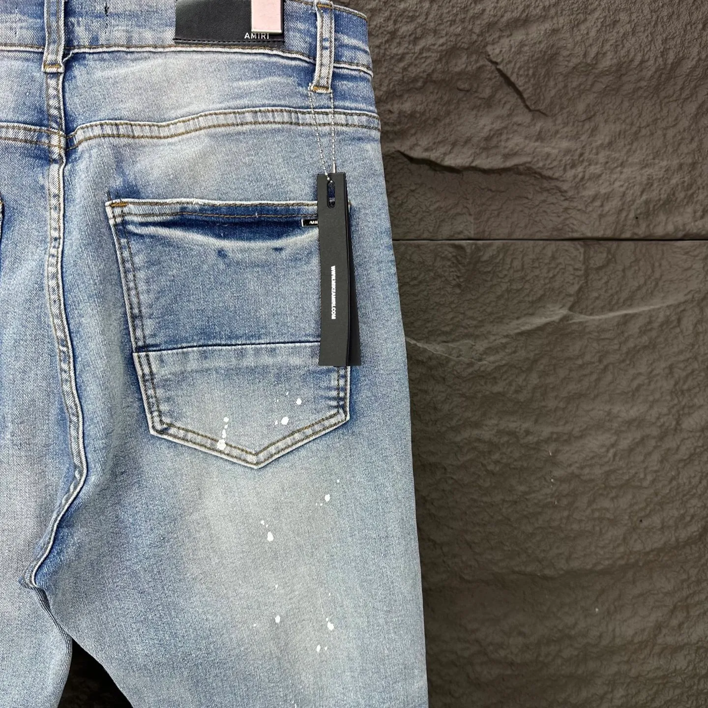 P240 AMIRI 2025 New Splash Ink Hole Embroidered Badge Letters Couple Style Washed Stretch Jeans 🔥High Version🔥High Version🔥 Top Ceiling Quality Styles with different washed textures are very friendly to people with thin legs and thick legs. The straight and slim version is very flattering to the leg shape. Moderate length that never goes out of style, easy and casual to match, basic styling for various styles, a must-have in the wardrobe! There are multiple embroidered badges on the trouser legs, making them look more workmanlike and eye-catching! The fabric is stiff but also makes the upper body soft without losing texture. The washing process is even more perfect. It is a must-have item for everyone! ! ! Washed wheat, hang tag, pants label, complete with three labels Color: black, blue Size: 28, 30, 32, 34, 36 (five sizes)