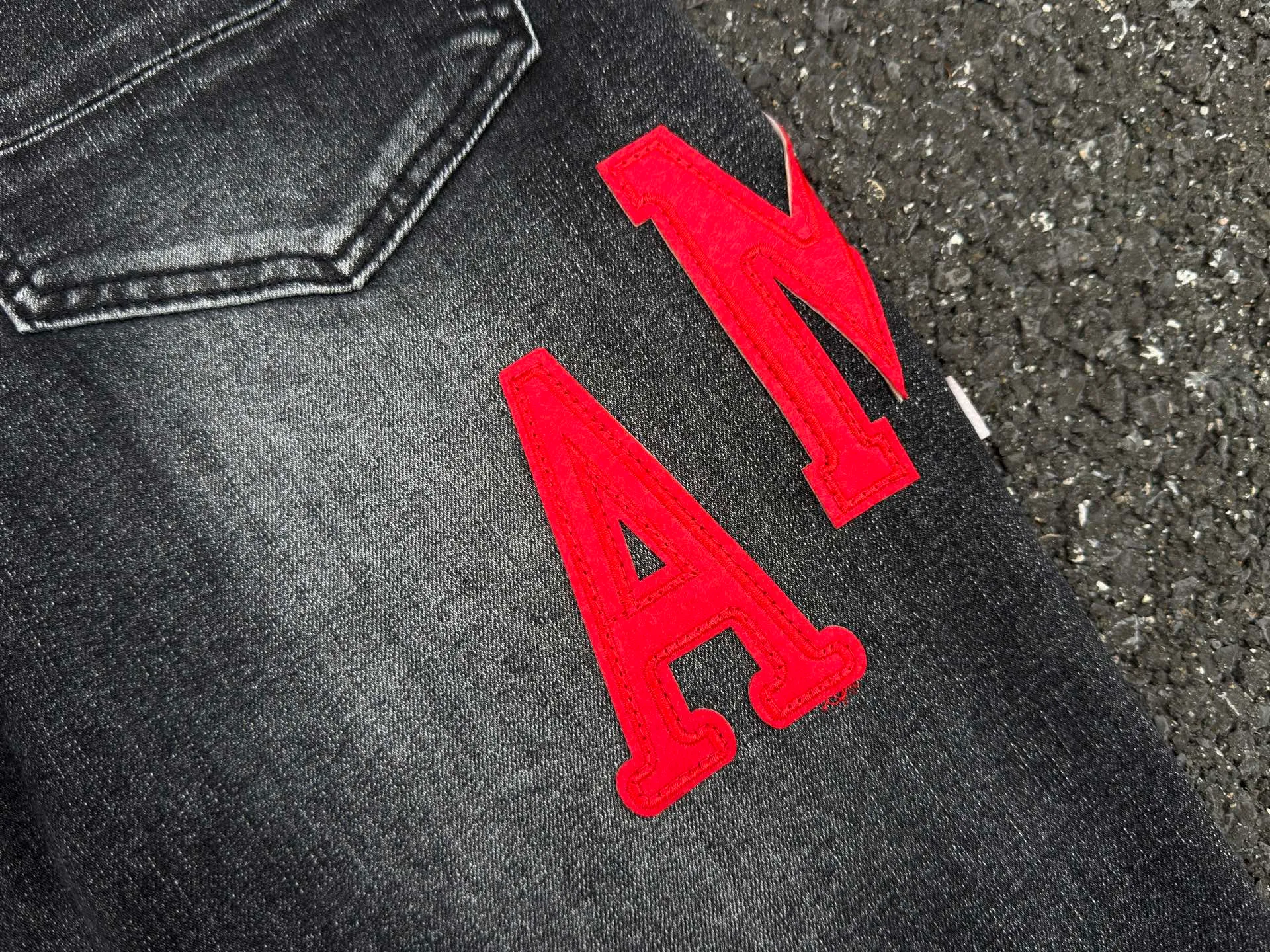 P240 💰AM01 AMIRI new jeans, washed ripped holes, whiskering leather denim trousers, same style for men and women Size: S-XL (28-34)
