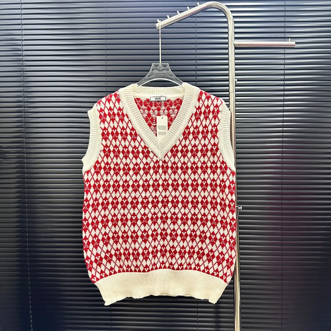 P210 Style: AMI knitted jacquard V-neck vest Size: S-XXL Fabric: Wool blend Accessories: Full set of customized original accessories No gender distinction, same style for men and women
