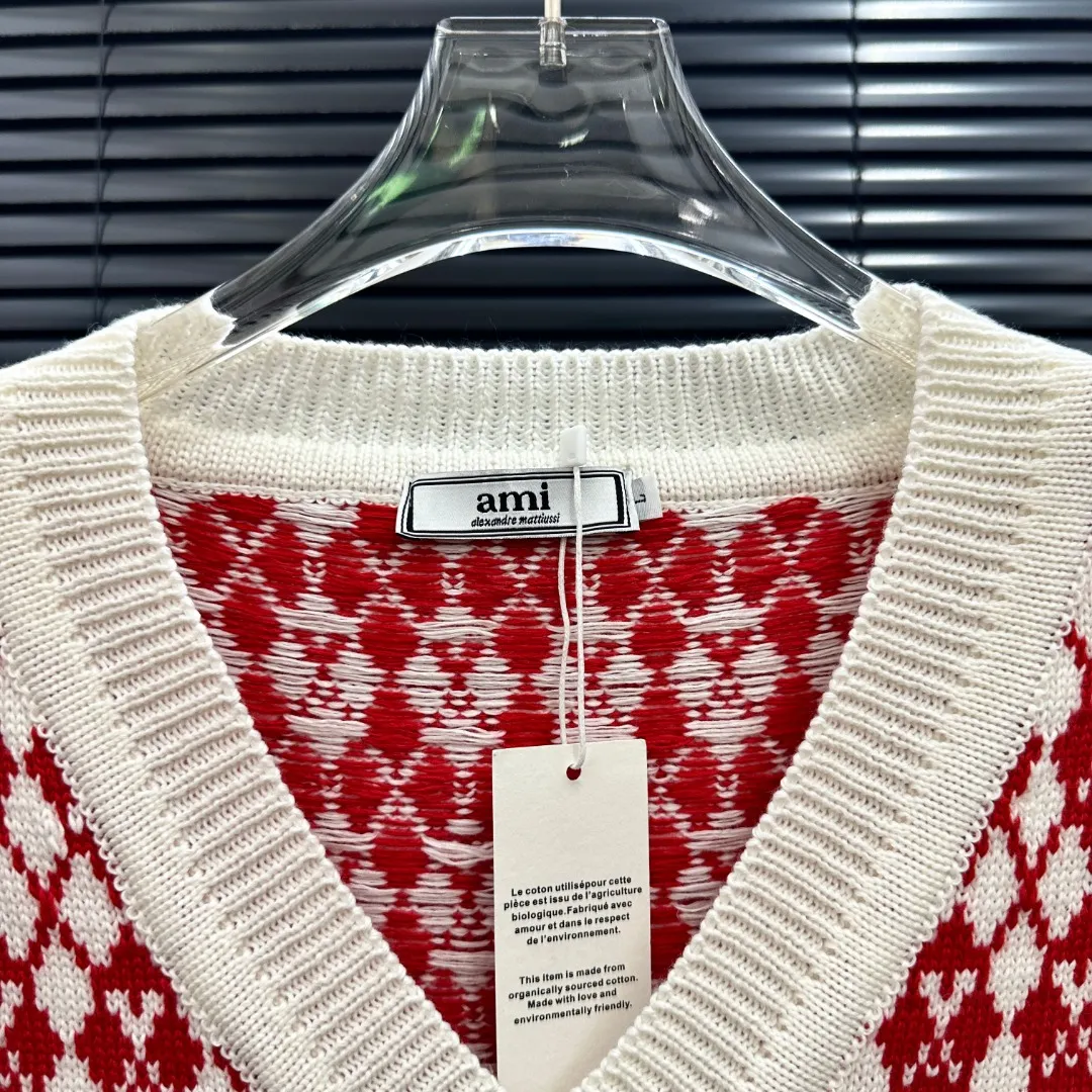 P210 Style: AMI knitted jacquard V-neck vest Size: S-XXL Fabric: Wool blend Accessories: Full set of customized original accessories No gender distinction, same style for men and women