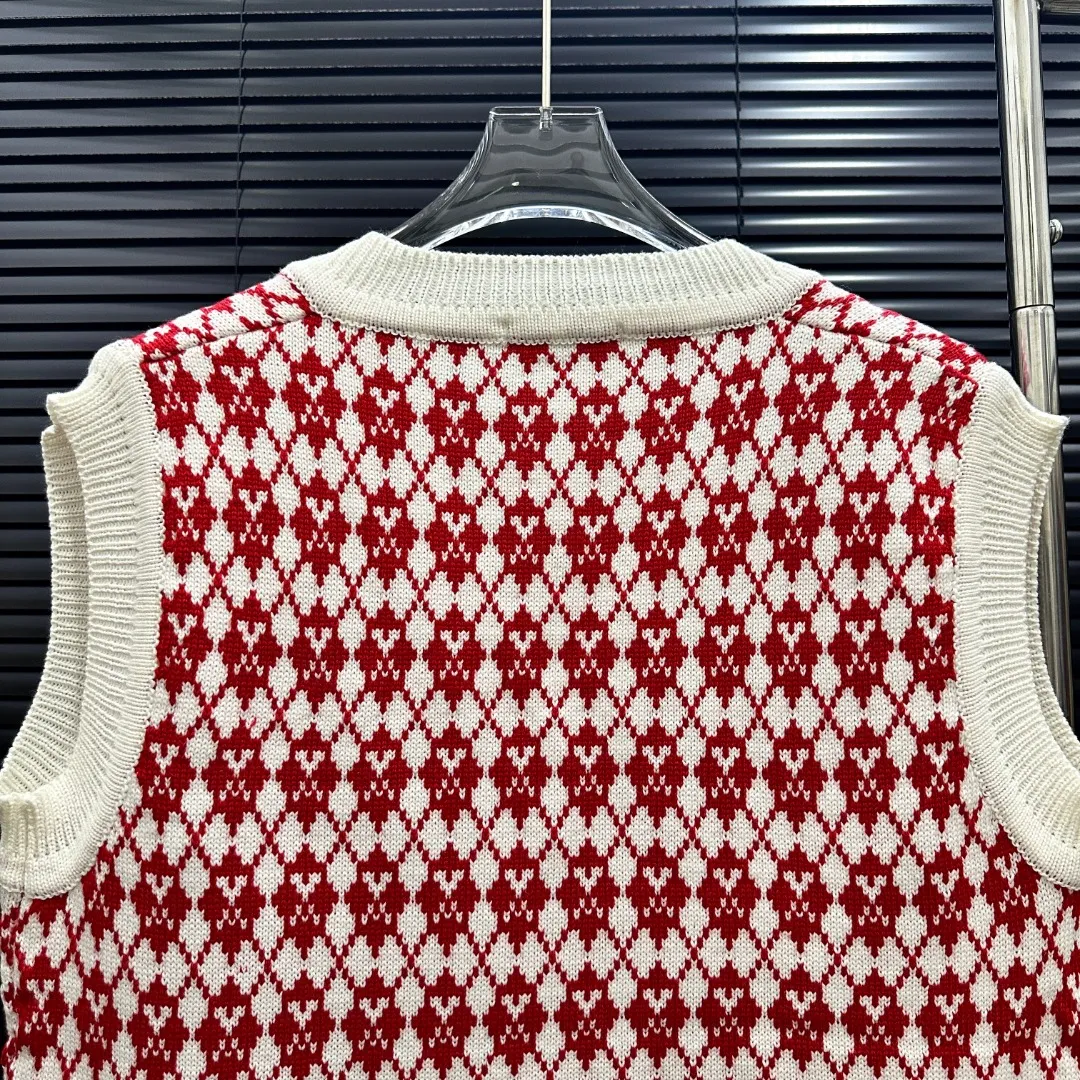 P210 Style: AMI knitted jacquard V-neck vest Size: S-XXL Fabric: Wool blend Accessories: Full set of customized original accessories No gender distinction, same style for men and women
