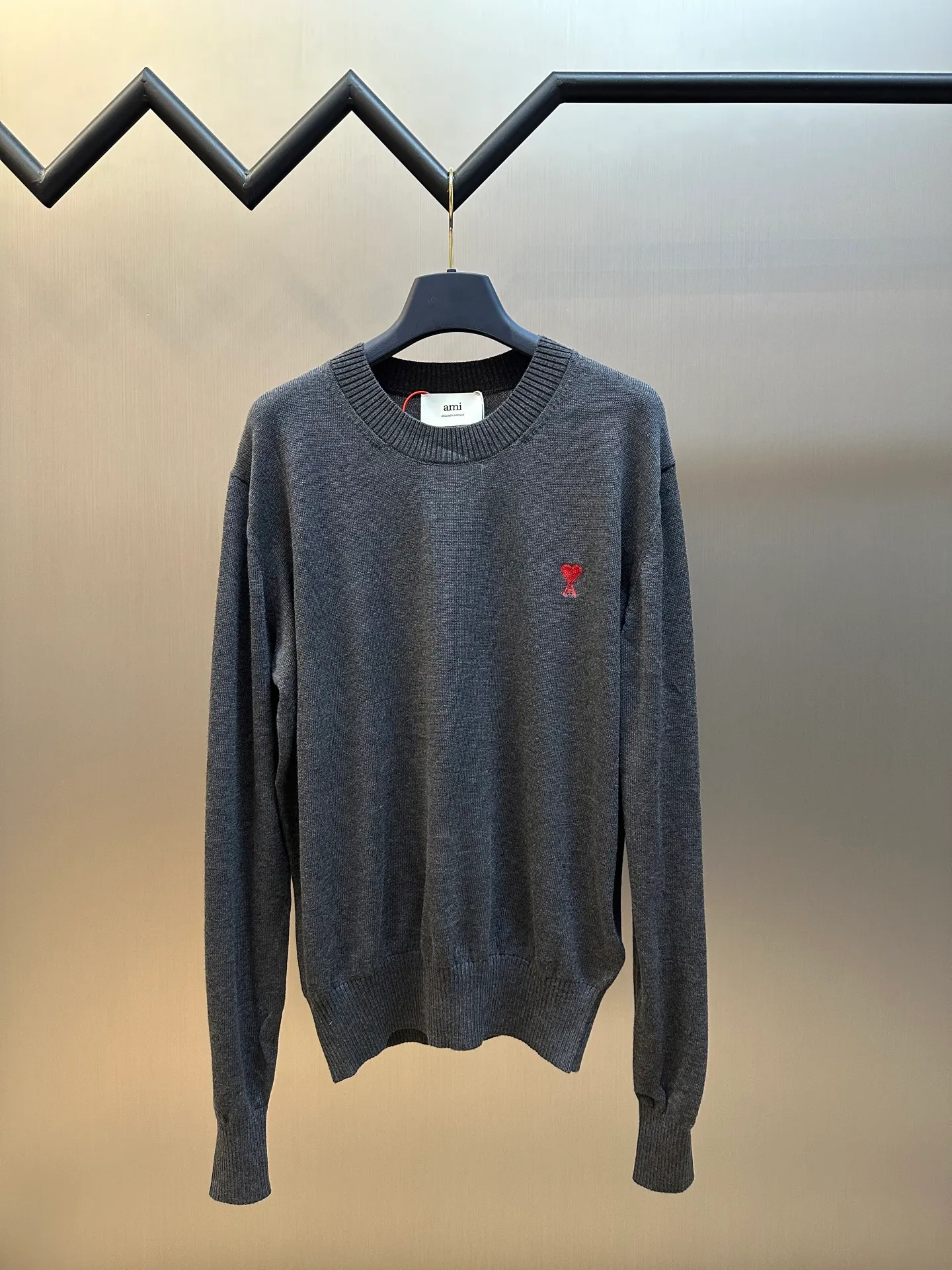🅿️420 Ami Paris love embroidered sweater, custom-woven from luxurious and ultra-fine merino wool, with a bright red heart on the chest, adding a touch of agility and playfulness. Using imported machine embroidery technology, advanced computer control systems and precision mechanical components, Ami love embroidery operations are realized.  The garment washing water is softened and deodorized using professional washing equipment and specific detergents to deeply clean and deodorize the clothes, improving the feel and appearance of the clothes.  size：s m l xl