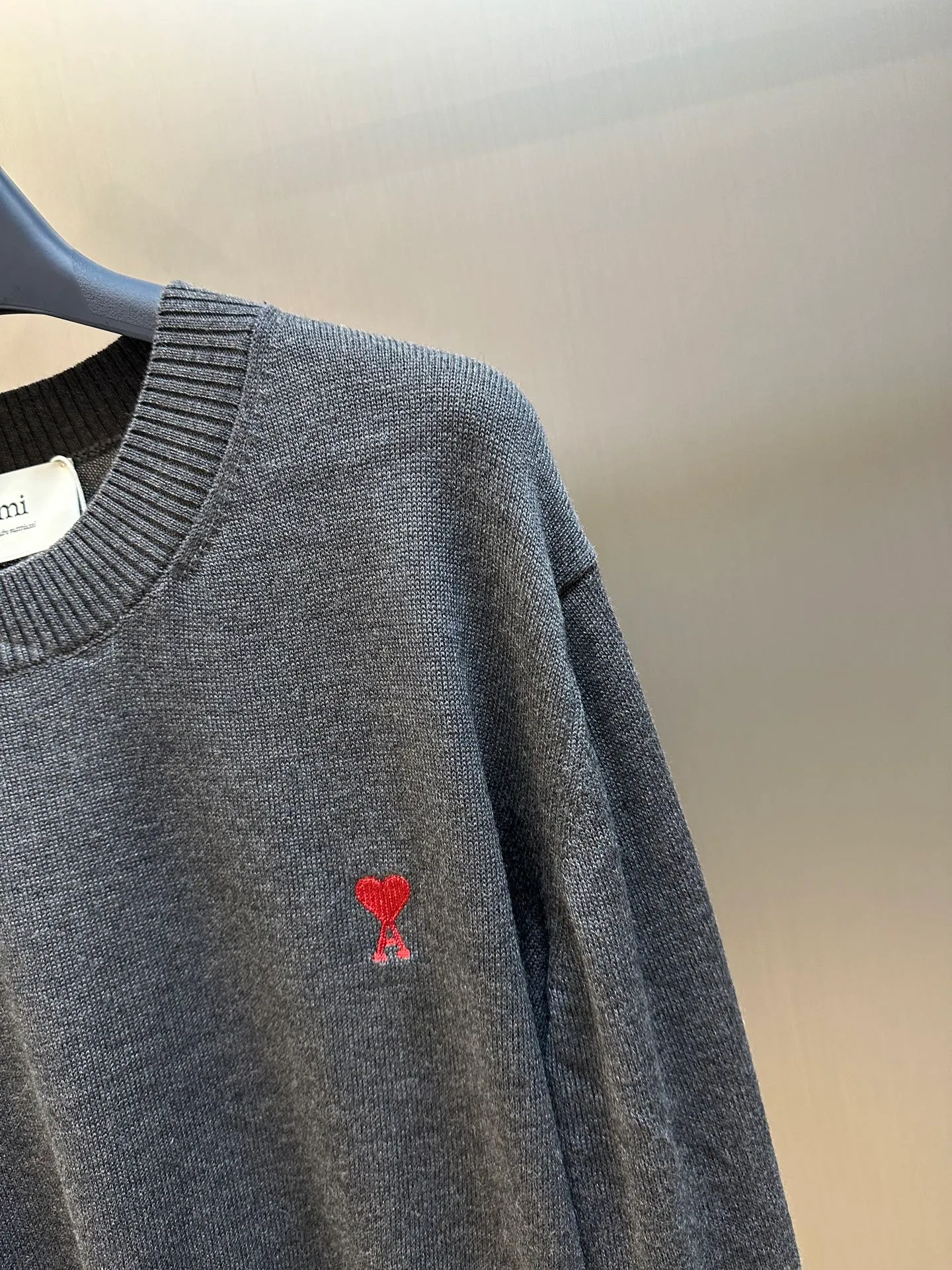 🅿️420 Ami Paris love embroidered sweater, custom-woven from luxurious and ultra-fine merino wool, with a bright red heart on the chest, adding a touch of agility and playfulness. Using imported machine embroidery technology, advanced computer control systems and precision mechanical components, Ami love embroidery operations are realized.  The garment washing water is softened and deodorized using professional washing equipment and specific detergents to deeply clean and deodorize the clothes, improving the feel and appearance of the clothes.  size：s m l xl