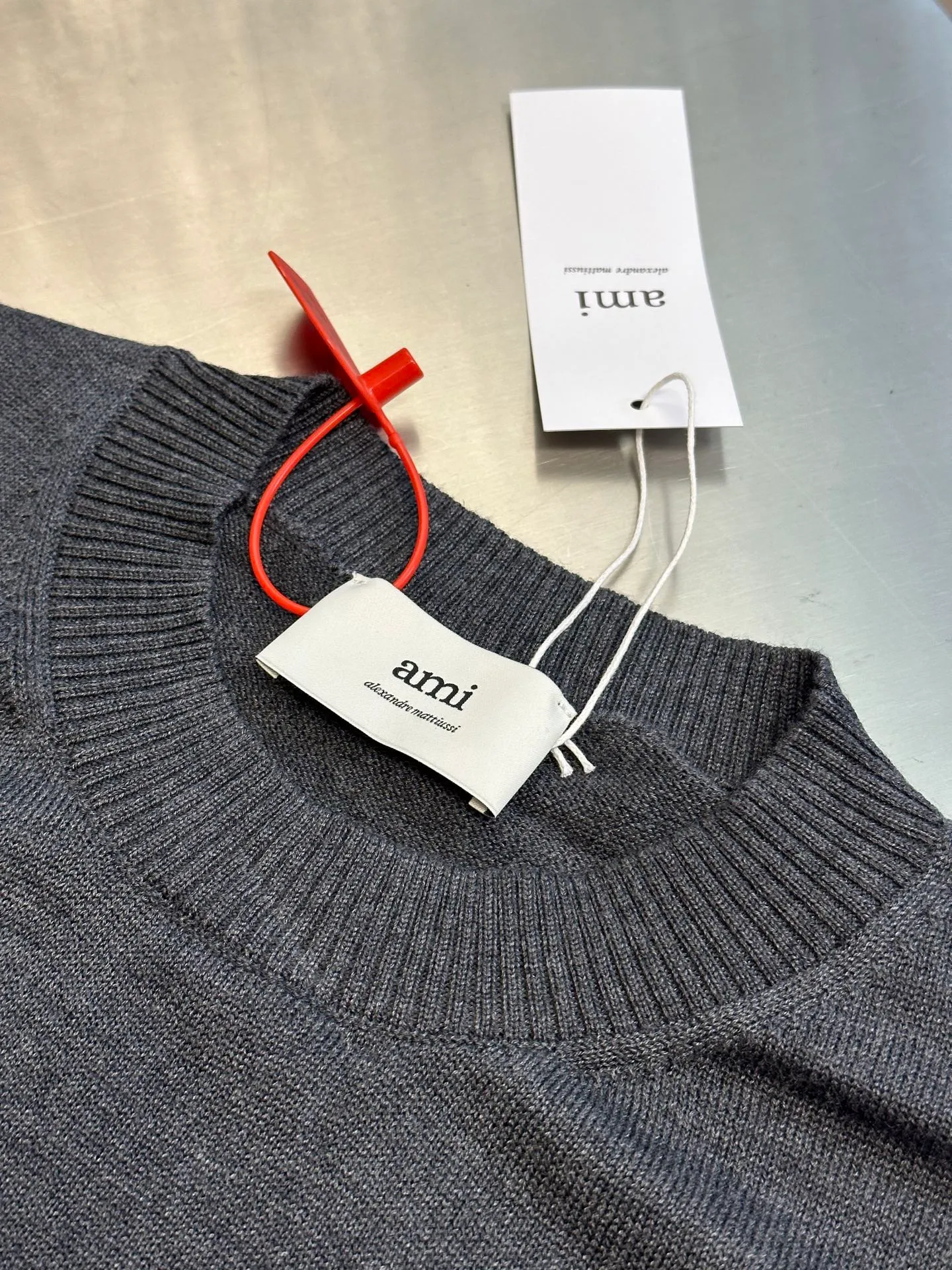 🅿️420 Ami Paris love embroidered sweater, custom-woven from luxurious and ultra-fine merino wool, with a bright red heart on the chest, adding a touch of agility and playfulness. Using imported machine embroidery technology, advanced computer control systems and precision mechanical components, Ami love embroidery operations are realized.  The garment washing water is softened and deodorized using professional washing equipment and specific detergents to deeply clean and deodorize the clothes, improving the feel and appearance of the clothes.  size：s m l xl