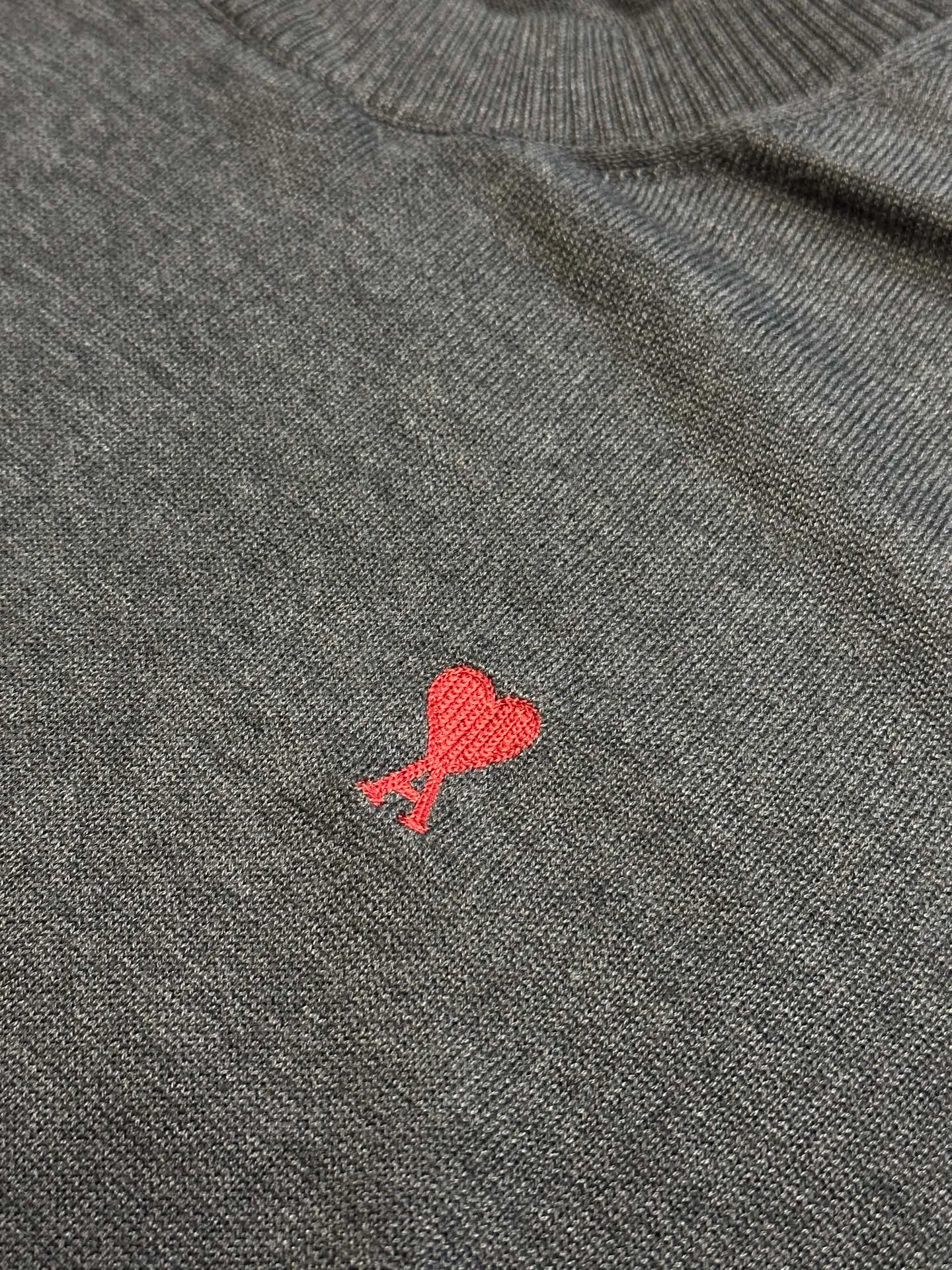 🅿️420 Ami Paris love embroidered sweater, custom-woven from luxurious and ultra-fine merino wool, with a bright red heart on the chest, adding a touch of agility and playfulness. Using imported machine embroidery technology, advanced computer control systems and precision mechanical components, Ami love embroidery operations are realized.  The garment washing water is softened and deodorized using professional washing equipment and specific detergents to deeply clean and deodorize the clothes, improving the feel and appearance of the clothes.  size：s m l xl