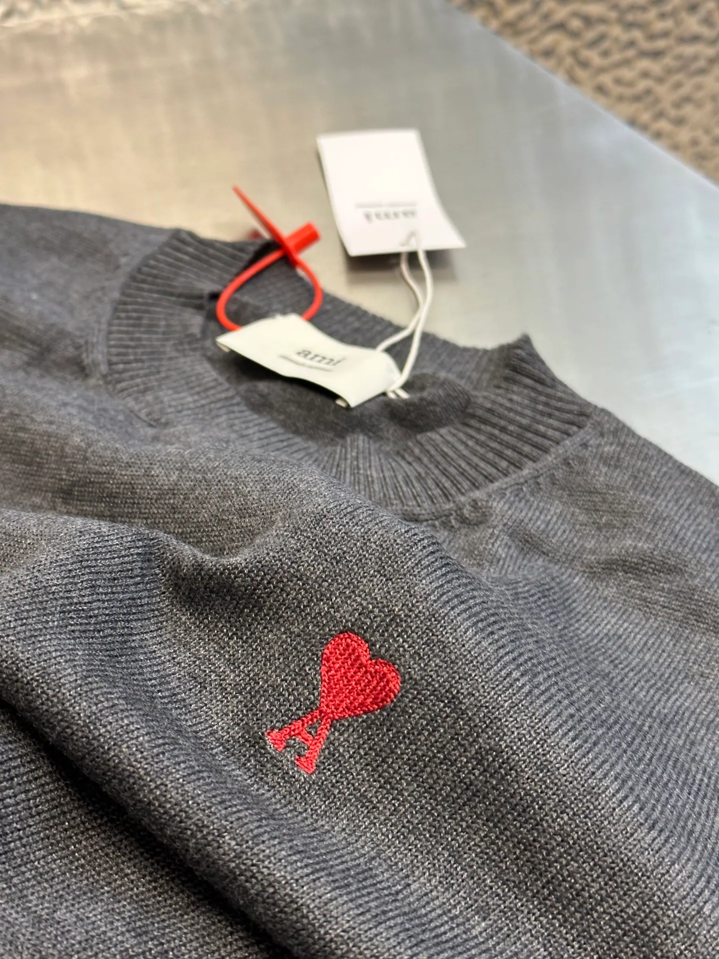 🅿️420 Ami Paris love embroidered sweater, custom-woven from luxurious and ultra-fine merino wool, with a bright red heart on the chest, adding a touch of agility and playfulness. Using imported machine embroidery technology, advanced computer control systems and precision mechanical components, Ami love embroidery operations are realized.  The garment washing water is softened and deodorized using professional washing equipment and specific detergents to deeply clean and deodorize the clothes, improving the feel and appearance of the clothes.  size：s m l xl