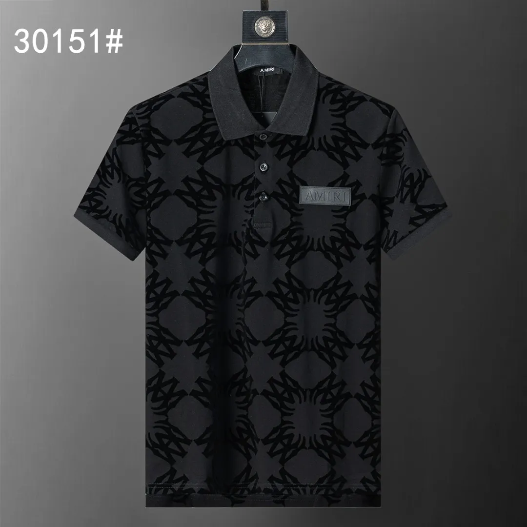 P150 Mili's 2026 spring and summer new lapel T-shirt is synchronized with the official website. It is made of mercerized pearl fabric and full-body flocking technology. It is handsome, the fabric is comfortable, the workmanship is rigorous, and the wiring is neat. Good upper body effect·Size M-3XL black