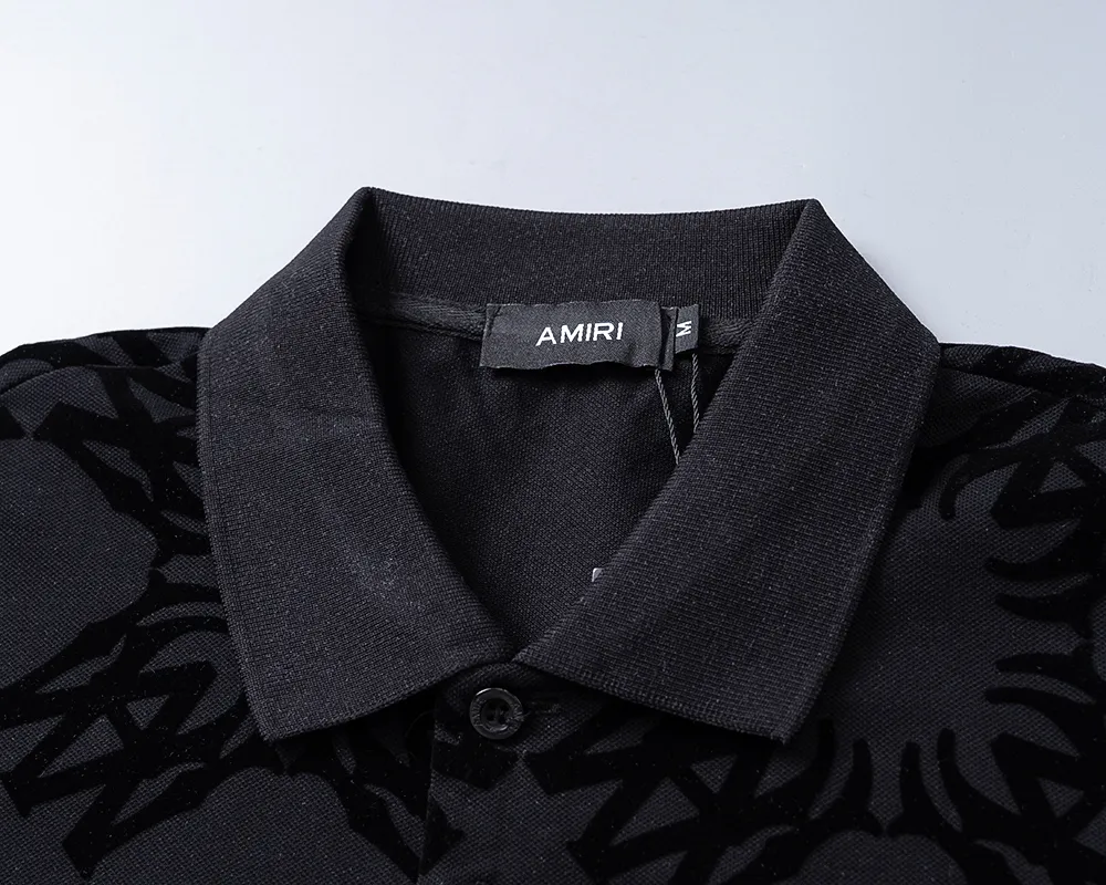 P150 Mili's 2026 spring and summer new lapel T-shirt is synchronized with the official website. It is made of mercerized pearl fabric and full-body flocking technology. It is handsome, the fabric is comfortable, the workmanship is rigorous, and the wiring is neat. Good upper body effect·Size M-3XL black