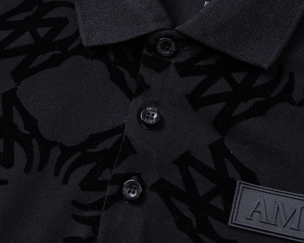 P150 Mili's 2026 spring and summer new lapel T-shirt is synchronized with the official website. It is made of mercerized pearl fabric and full-body flocking technology. It is handsome, the fabric is comfortable, the workmanship is rigorous, and the wiring is neat. Good upper body effect·Size M-3XL black