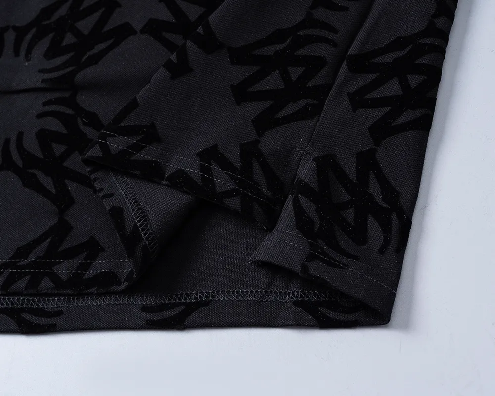 P150 Mili's 2026 spring and summer new lapel T-shirt is synchronized with the official website. It is made of mercerized pearl fabric and full-body flocking technology. It is handsome, the fabric is comfortable, the workmanship is rigorous, and the wiring is neat. Good upper body effect·Size M-3XL black