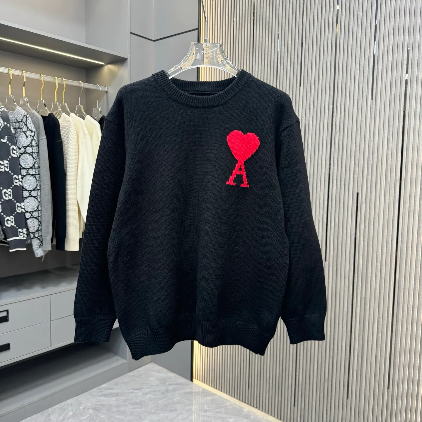 🅿️270 Ami 25FW crew neck sweater. The fabric is made of top-quality cashmere yarn. The new autumn and winter Oblique jacquard knitted cashmere sweater adopts a double-sided wearable design and is made of high-quality cashmere material. After fine weaving process, it presents a soft and comfortable touch and excellent thermal insulation performance. The iconic Oblique jacquard pattern is perfectly presented through precision knitting technology. It can be worn on both sides, showing different style charms. The round neck design is simple and elegant, suitable for various matching occasions. Exquisite knitting technology ensures that the clothes are not easily deformed and remain crisp and long-lasting. The double-sided design concept reflects LV's perfect balance of practicality and fashion. Each sweater undergoes strict quality inspection to ensure that the quality meets the brand's consistently high standards. This knitted item combines warmth and style, making it an exquisite addition to your autumn and winter wardrobe. Size:S/M/L/XL