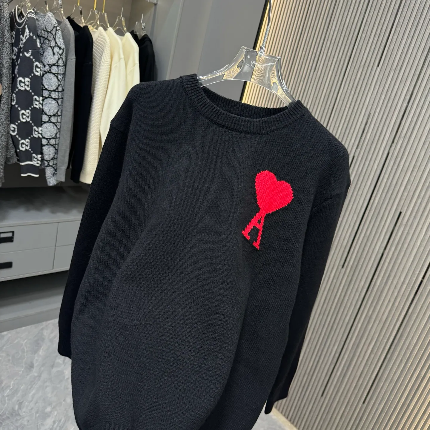 🅿️270 Ami 25FW crew neck sweater. The fabric is made of top-quality cashmere yarn. The new autumn and winter Oblique jacquard knitted cashmere sweater adopts a double-sided wearable design and is made of high-quality cashmere material. After fine weaving process, it presents a soft and comfortable touch and excellent thermal insulation performance. The iconic Oblique jacquard pattern is perfectly presented through precision knitting technology. It can be worn on both sides, showing different style charms. The round neck design is simple and elegant, suitable for various matching occasions. Exquisite knitting technology ensures that the clothes are not easily deformed and remain crisp and long-lasting. The double-sided design concept reflects LV's perfect balance of practicality and fashion. Each sweater undergoes strict quality inspection to ensure that the quality meets the brand's consistently high standards. This knitted item combines warmth and style, making it an exquisite addition to your autumn and winter wardrobe. Size:S/M/L/XL