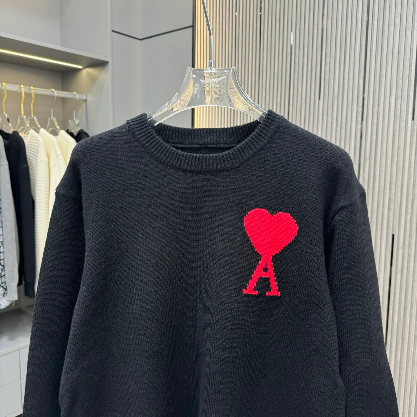 🅿️270 Ami 25FW crew neck sweater. The fabric is made of top-quality cashmere yarn. The new autumn and winter Oblique jacquard knitted cashmere sweater adopts a double-sided wearable design and is made of high-quality cashmere material. After fine weaving process, it presents a soft and comfortable touch and excellent thermal insulation performance. The iconic Oblique jacquard pattern is perfectly presented through precision knitting technology. It can be worn on both sides, showing different style charms. The round neck design is simple and elegant, suitable for various matching occasions. Exquisite knitting technology ensures that the clothes are not easily deformed and remain crisp and long-lasting. The double-sided design concept reflects LV's perfect balance of practicality and fashion. Each sweater undergoes strict quality inspection to ensure that the quality meets the brand's consistently high standards. This knitted item combines warmth and style, making it an exquisite addition to your autumn and winter wardrobe. Size:S/M/L/XL